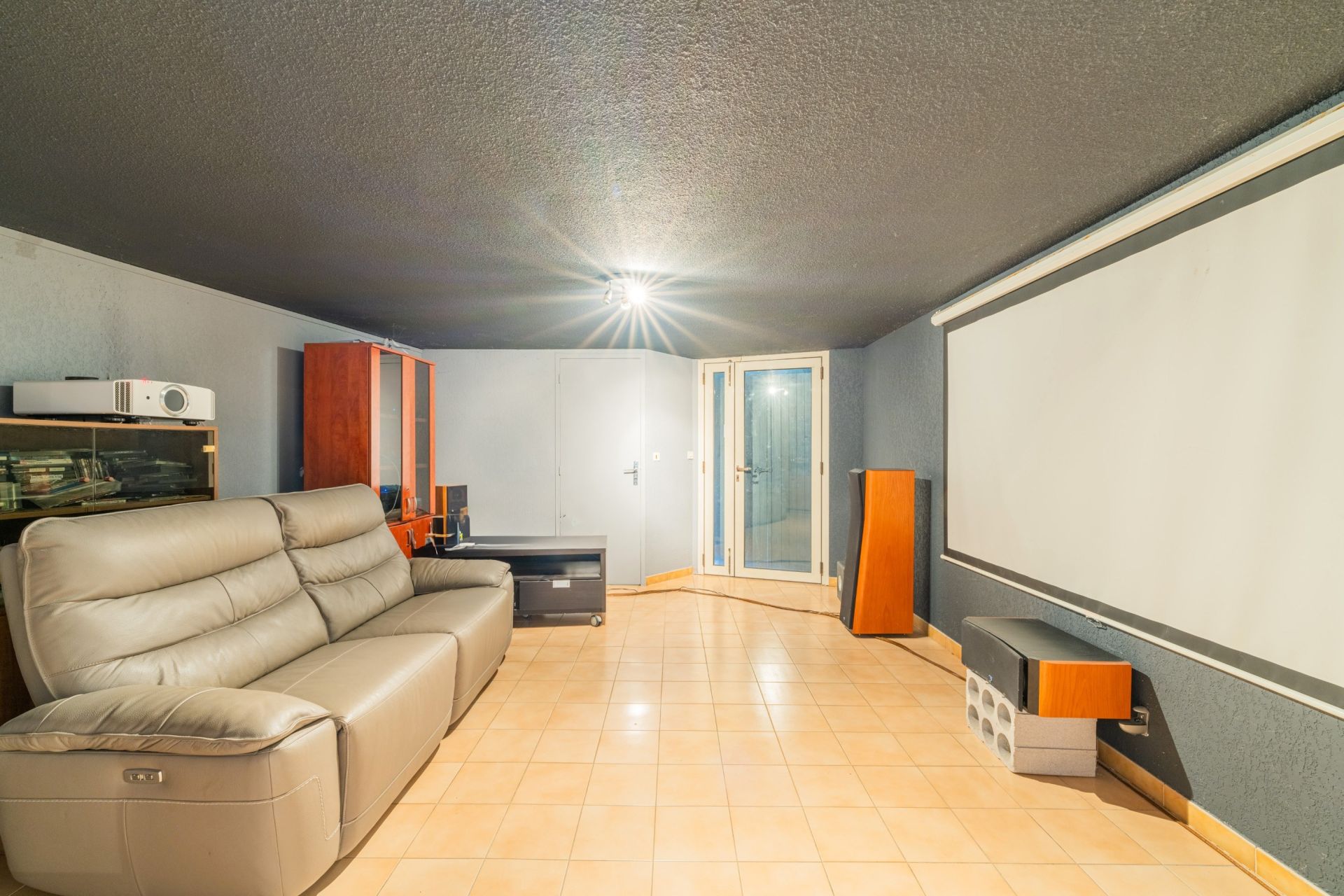 luxury house 9 Rooms for sale on SANARY SUR MER (83110)