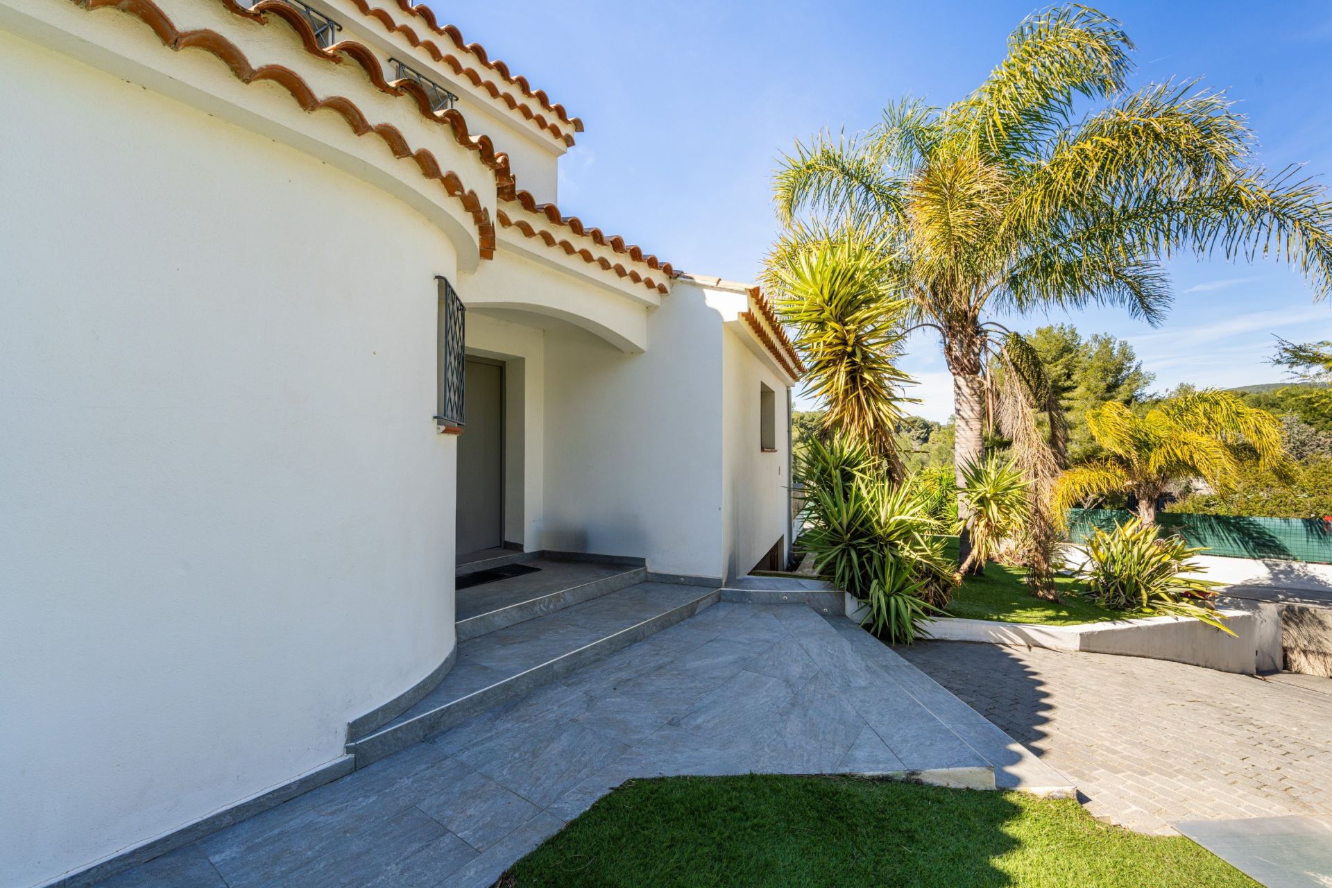 luxury house 9 Rooms for sale on SANARY SUR MER (83110)