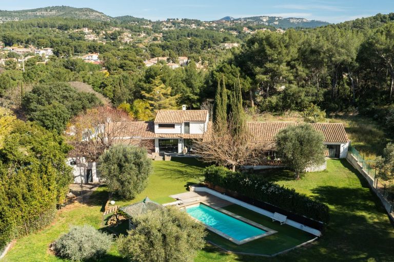 luxury house 9 Rooms for sale on SANARY SUR MER (83110)