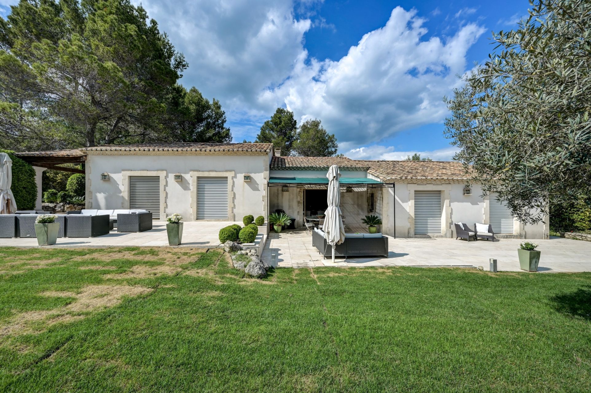 luxury house 6 Rooms for sale on EYGALIERES (13810)