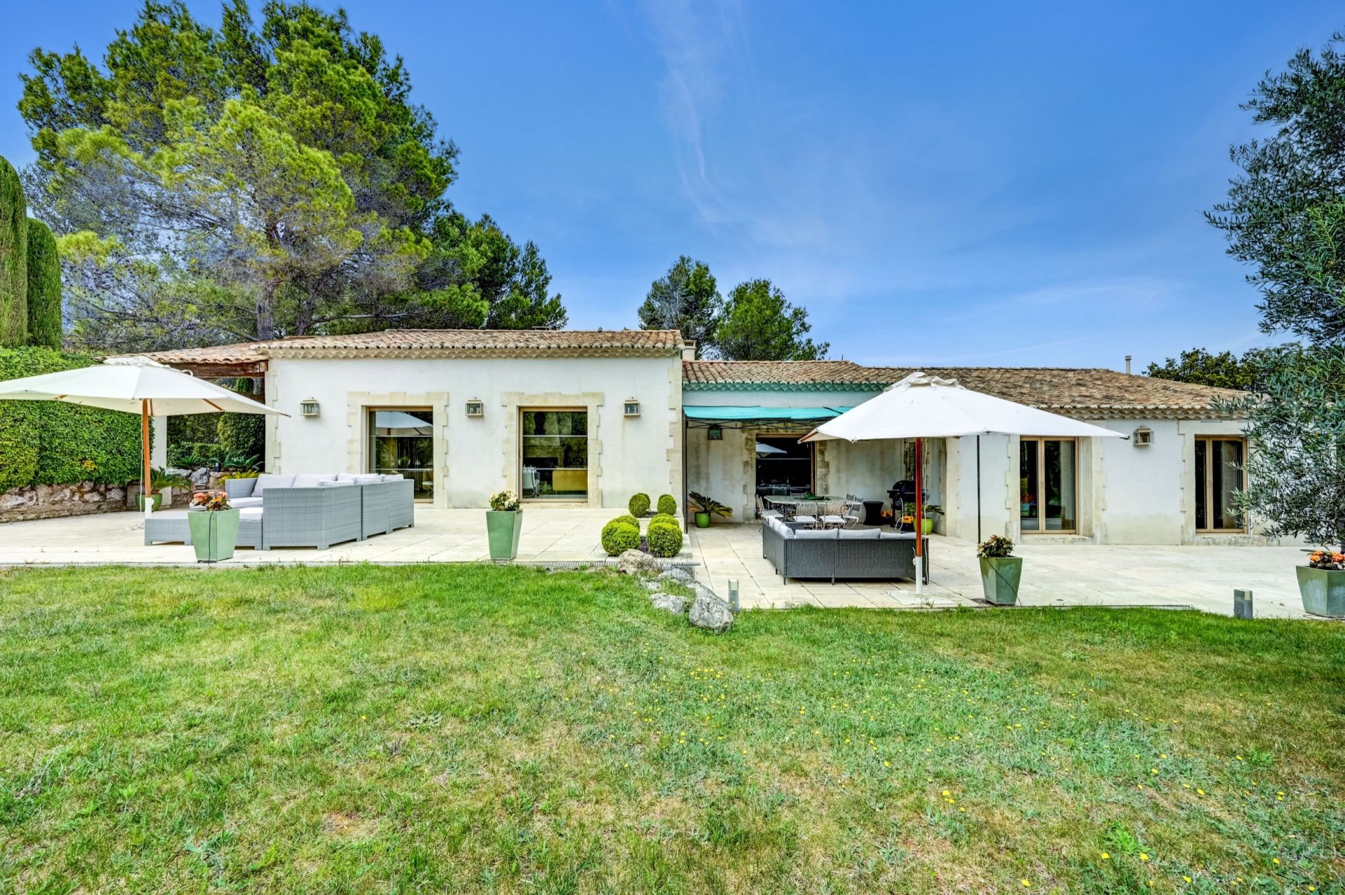 luxury house 6 Rooms for sale on EYGALIERES (13810)