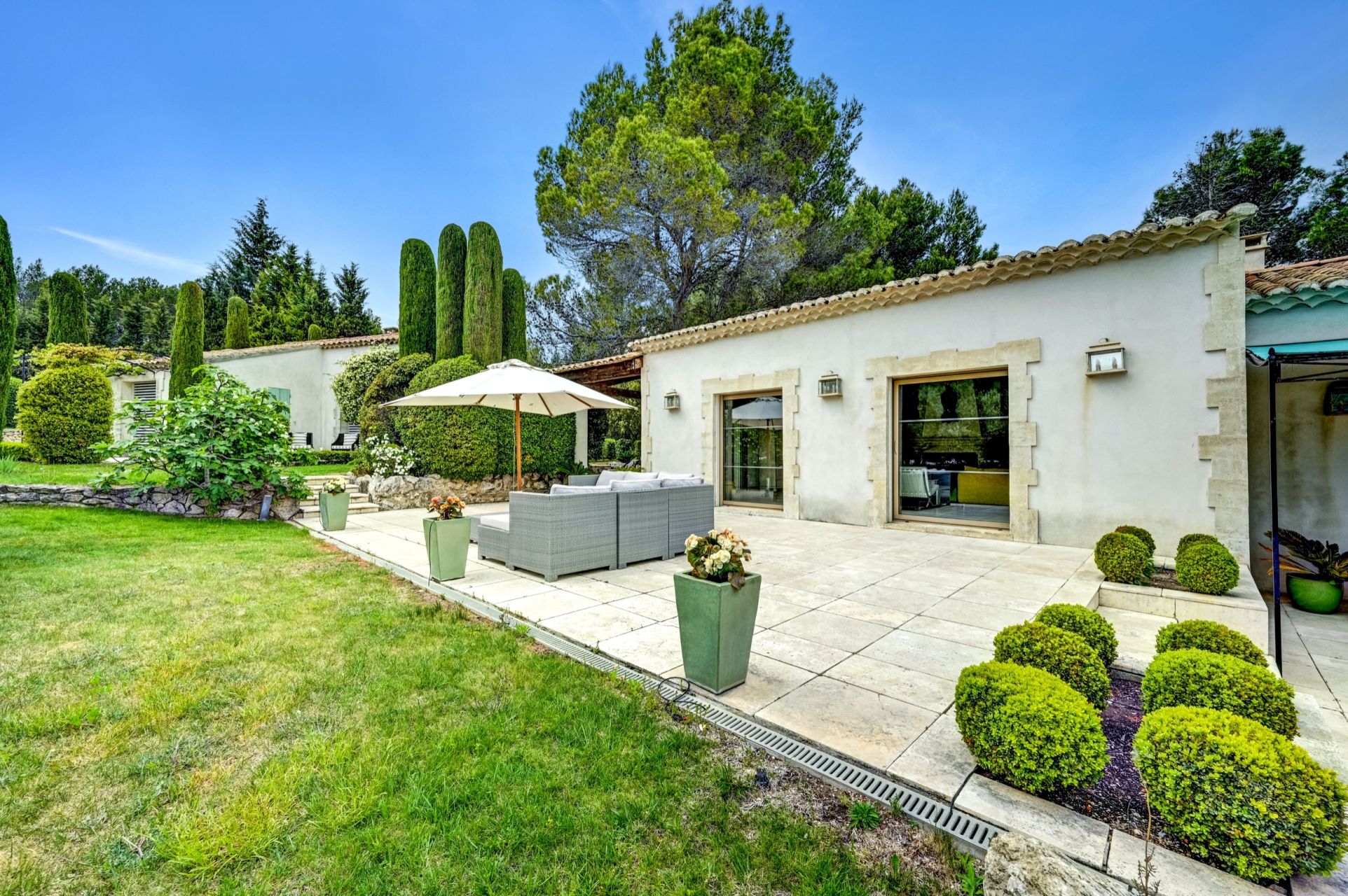 luxury house 6 Rooms for sale on EYGALIERES (13810)