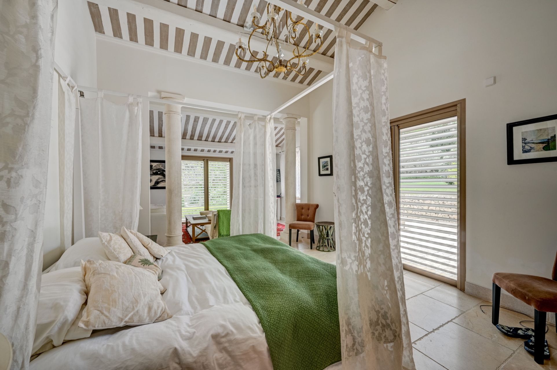 luxury house 6 Rooms for sale on EYGALIERES (13810)