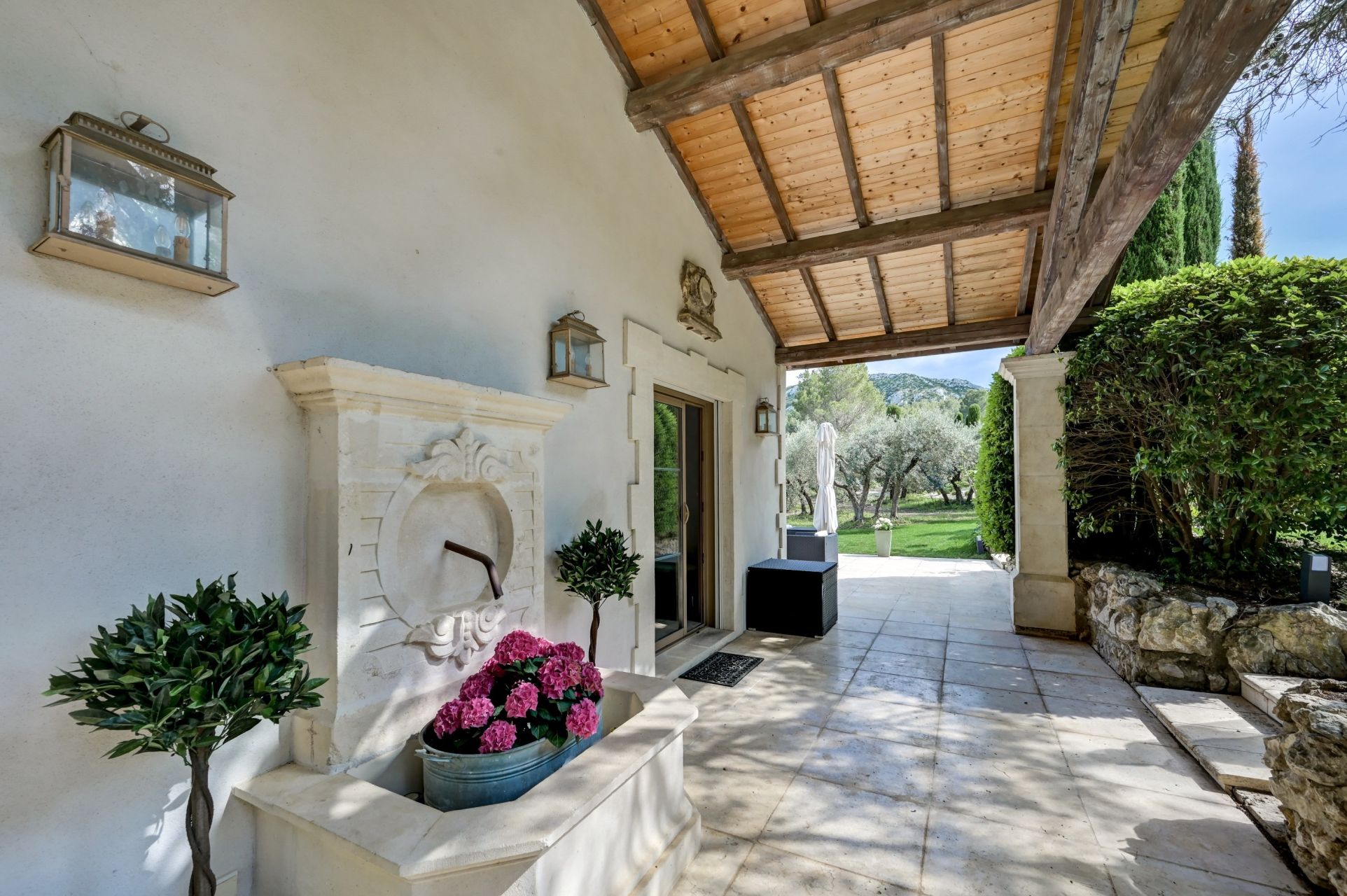 luxury house 6 Rooms for sale on EYGALIERES (13810)