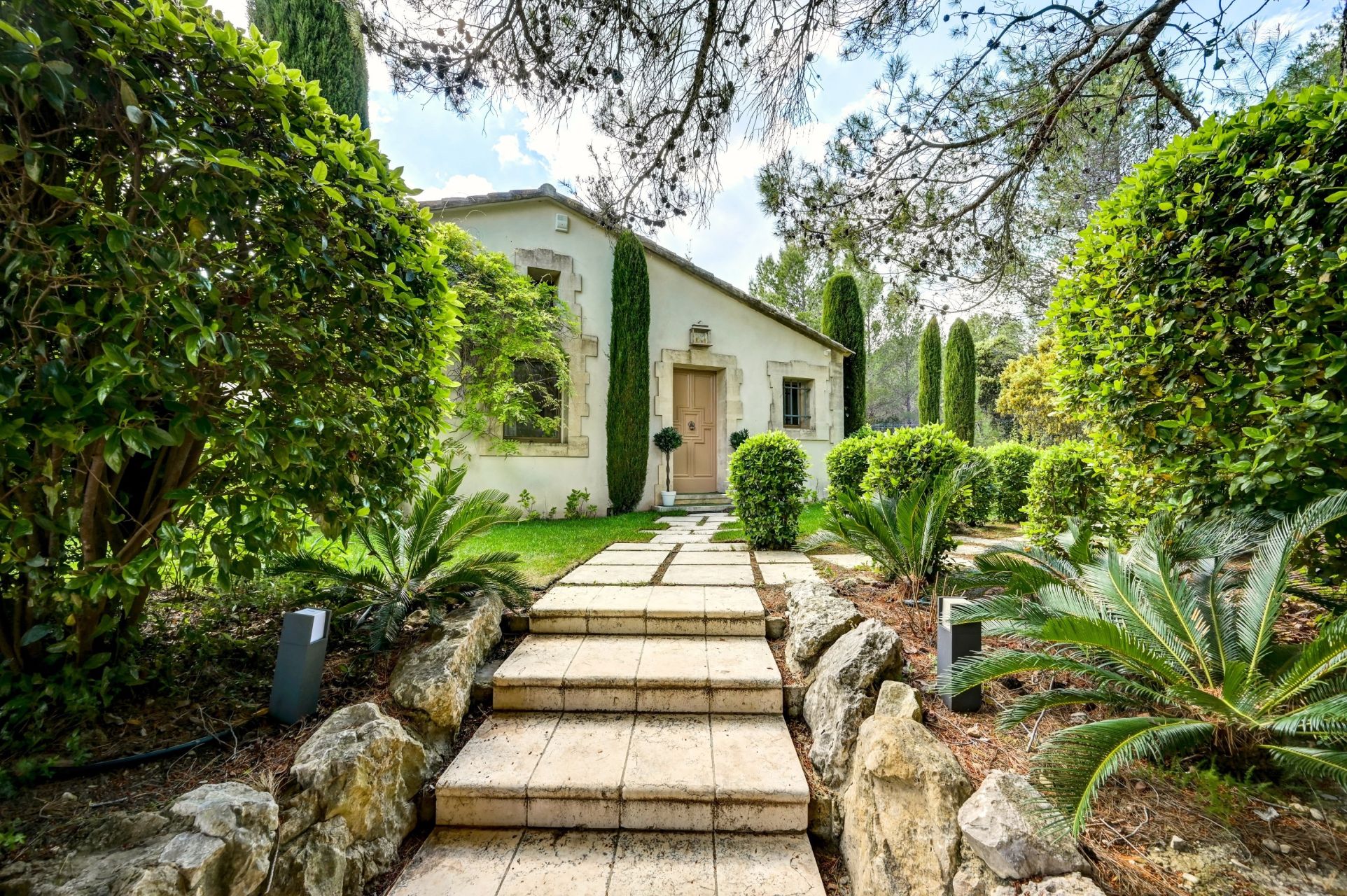 luxury house 6 Rooms for sale on EYGALIERES (13810)