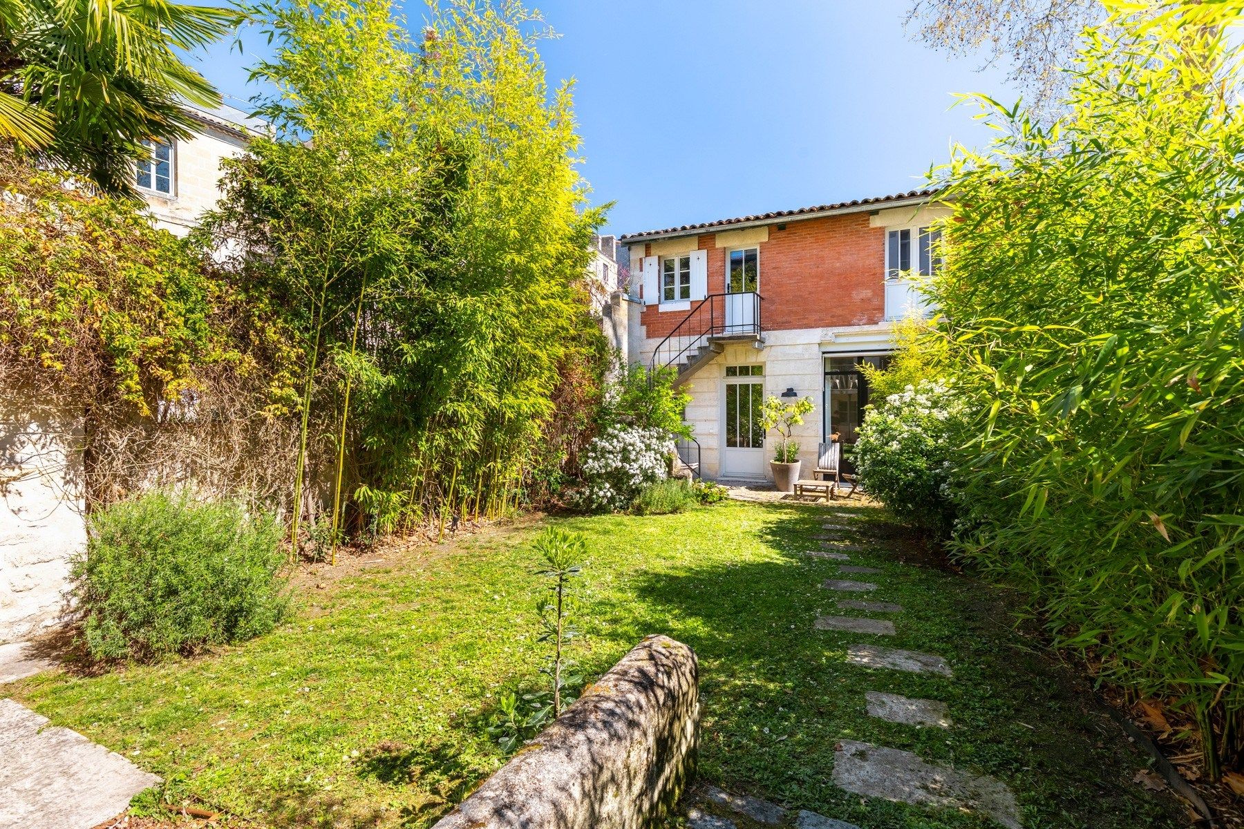 luxury house 9 Rooms for sale on BORDEAUX (33000)