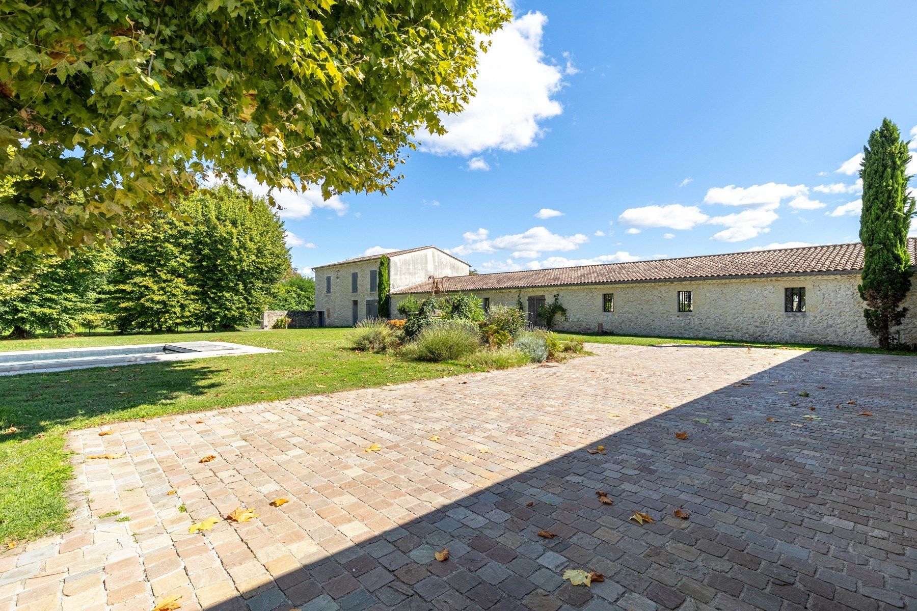 castle 12 Rooms for sale on BORDEAUX (33000)