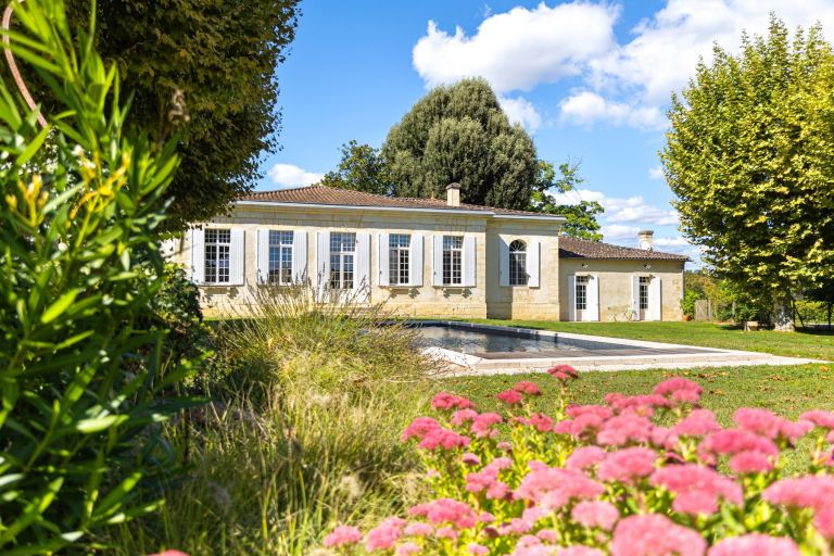 castle 12 Rooms for sale on BORDEAUX (33000)