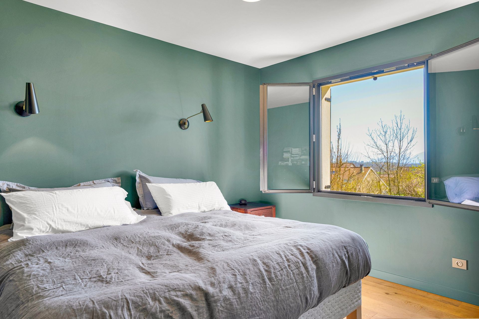 luxury house 7 Rooms for sale on THOIRY (01710)