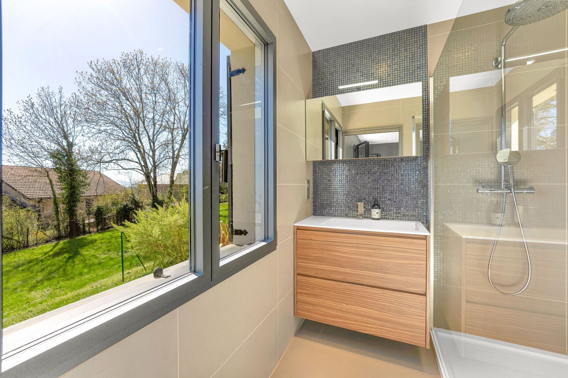 luxury house 7 Rooms for sale on THOIRY (01710)