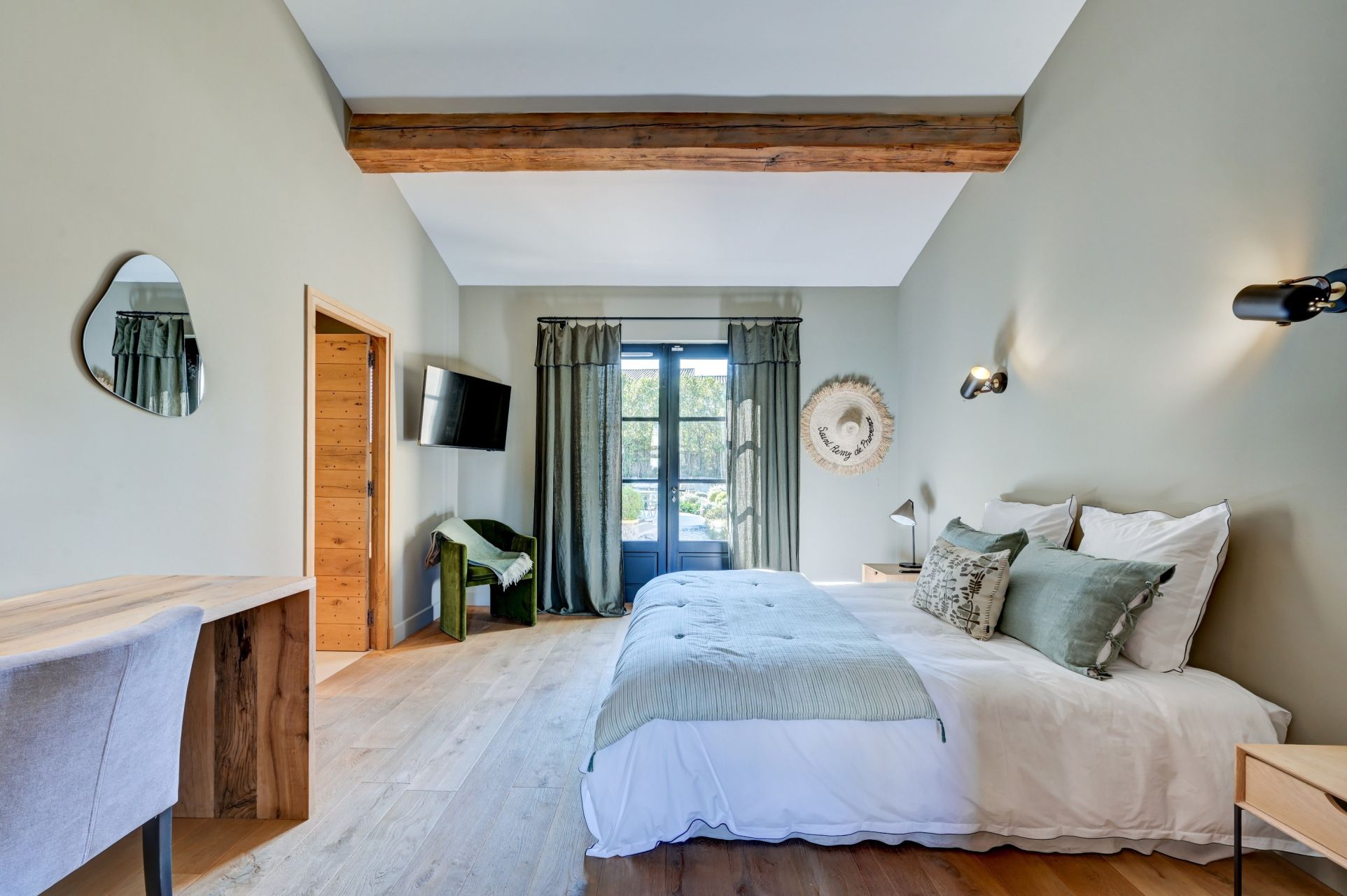 mas 8 Rooms for seasonal rent on ST REMY DE PROVENCE (13210)