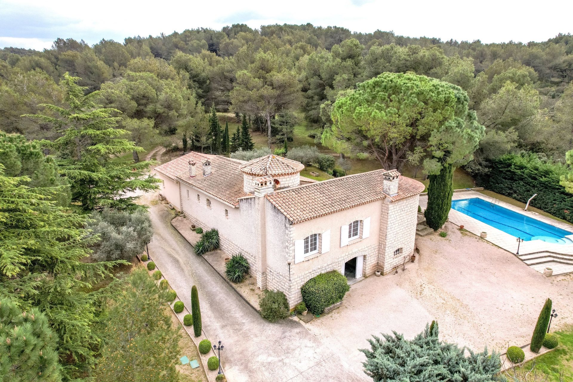 luxury house 6 Rooms for sale on PLAN D ORGON (13750)
