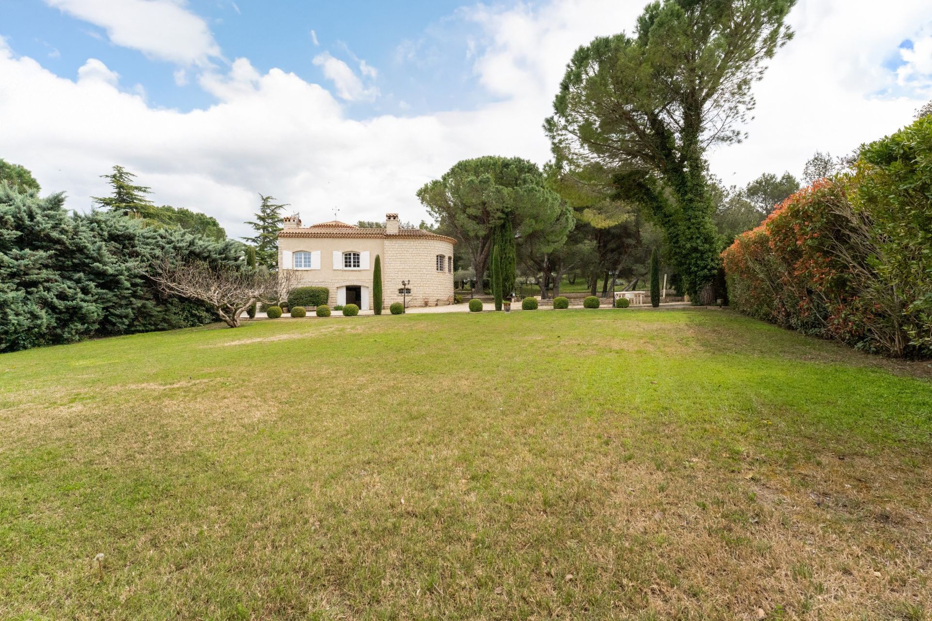 luxury house 6 Rooms for sale on PLAN D ORGON (13750)