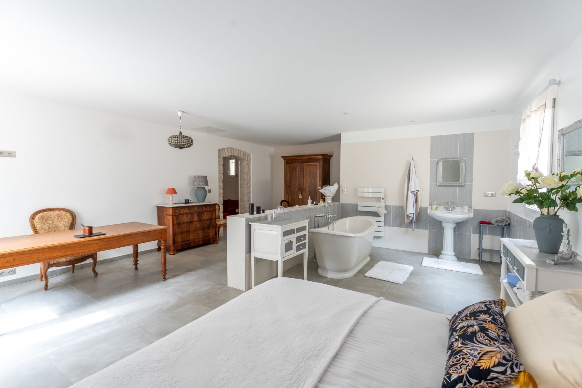 luxury house 6 Rooms for sale on PLAN D ORGON (13750)