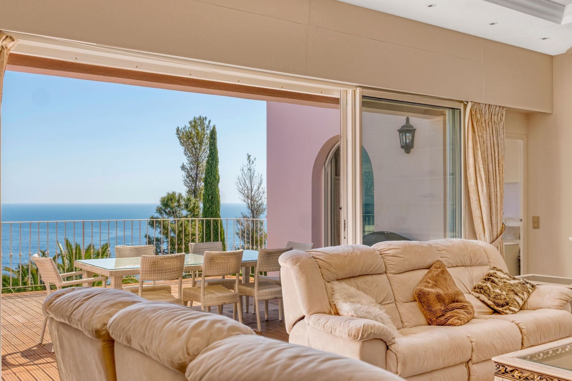 luxury villa 6 Rooms for sale on THEOULE SUR MER (06590)