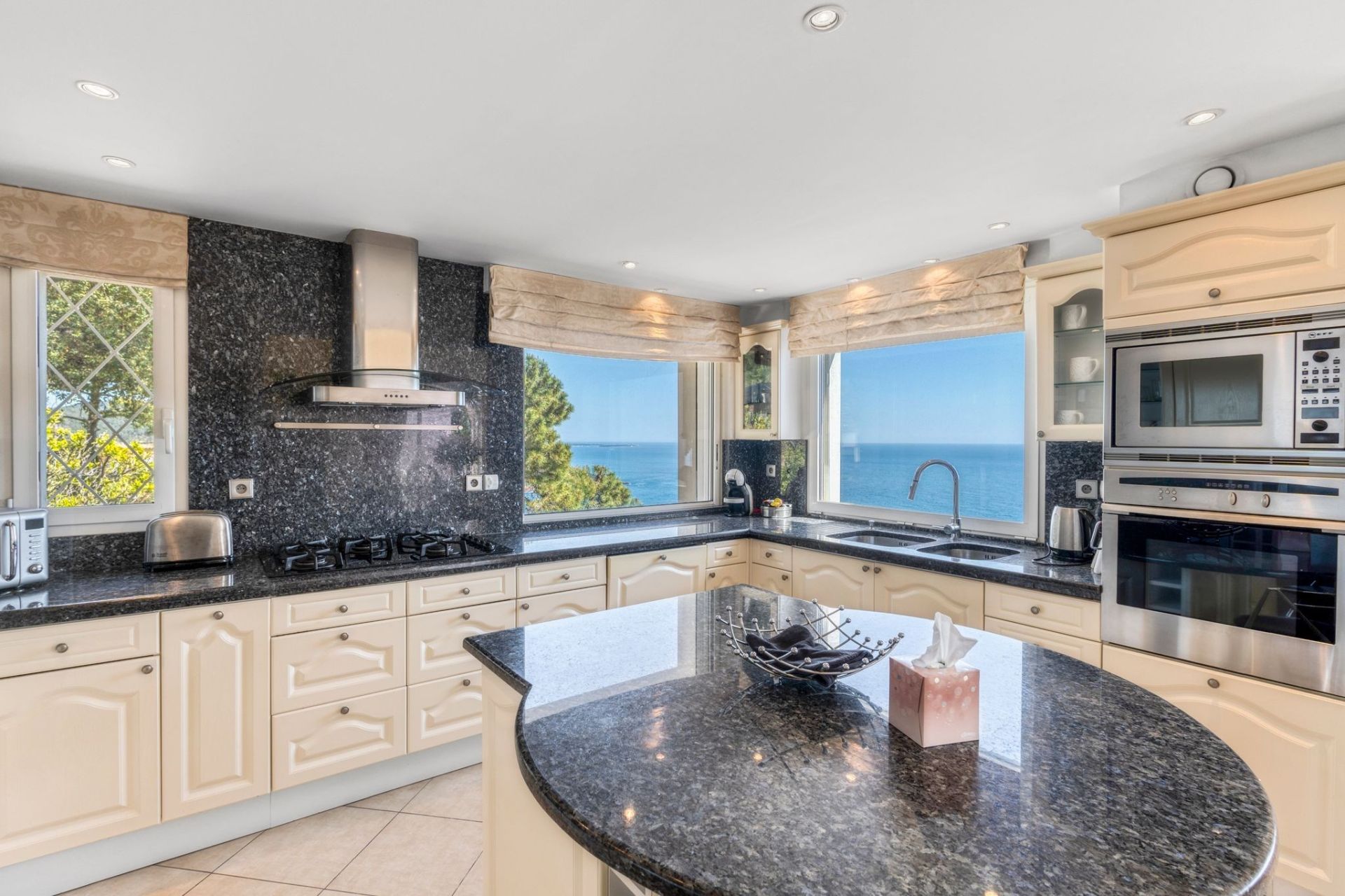 luxury villa 6 Rooms for sale on THEOULE SUR MER (06590)