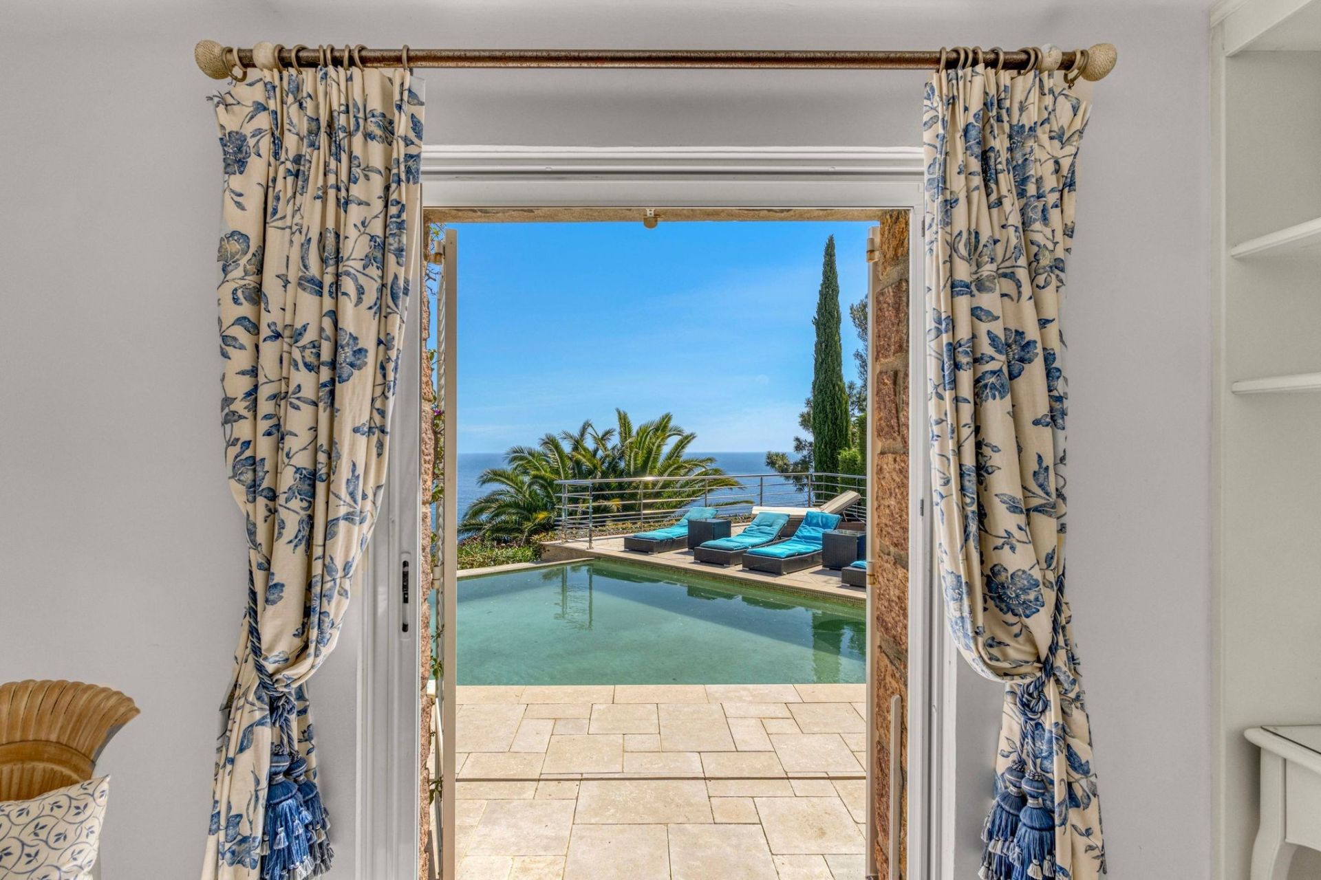 luxury villa 6 Rooms for sale on THEOULE SUR MER (06590)