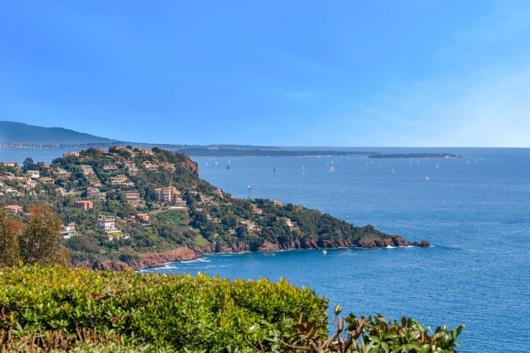 luxury villa 6 Rooms for sale on THEOULE SUR MER (06590)