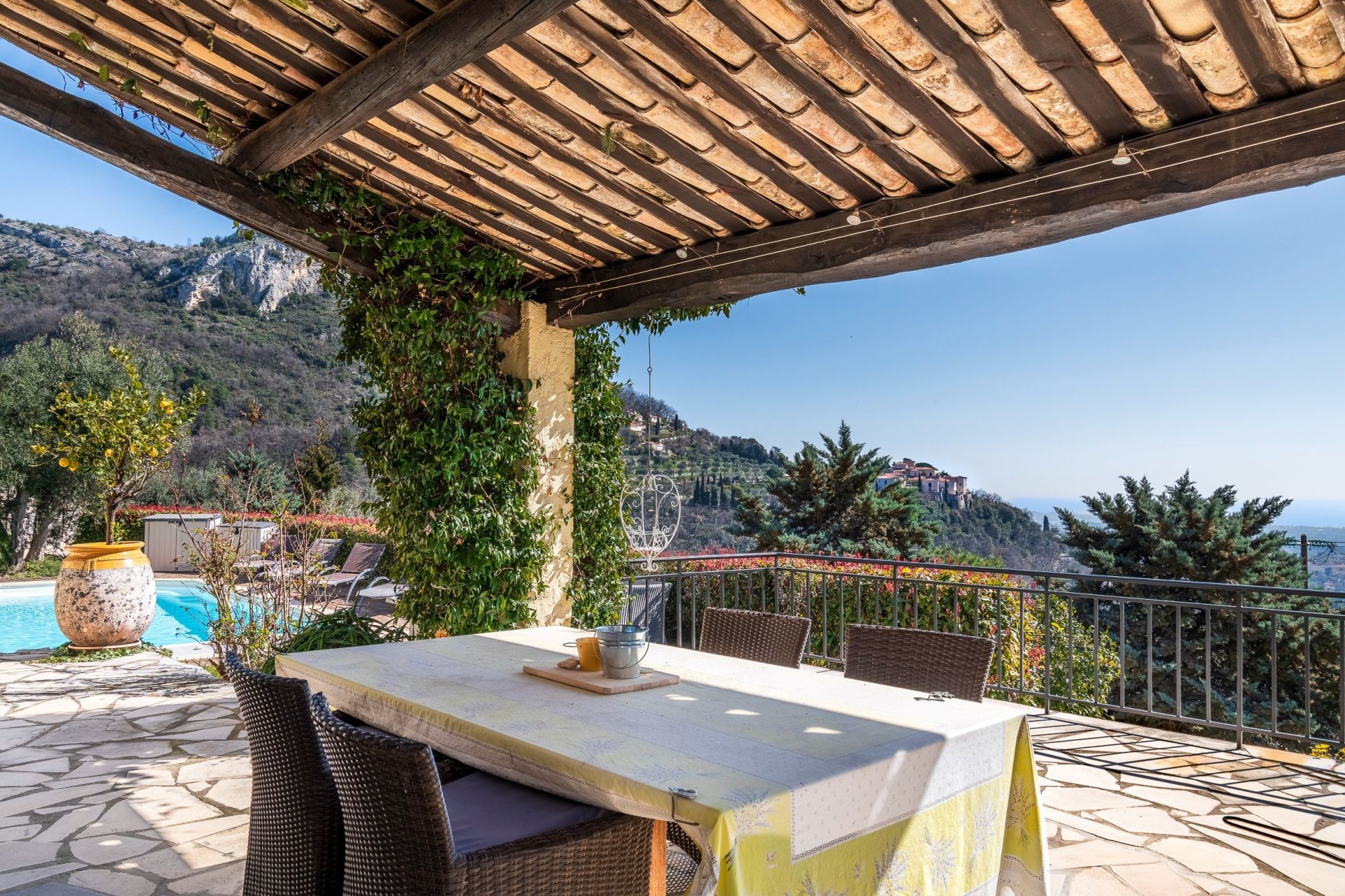 luxury provencale house 7 Rooms for sale on VENCE (06140)