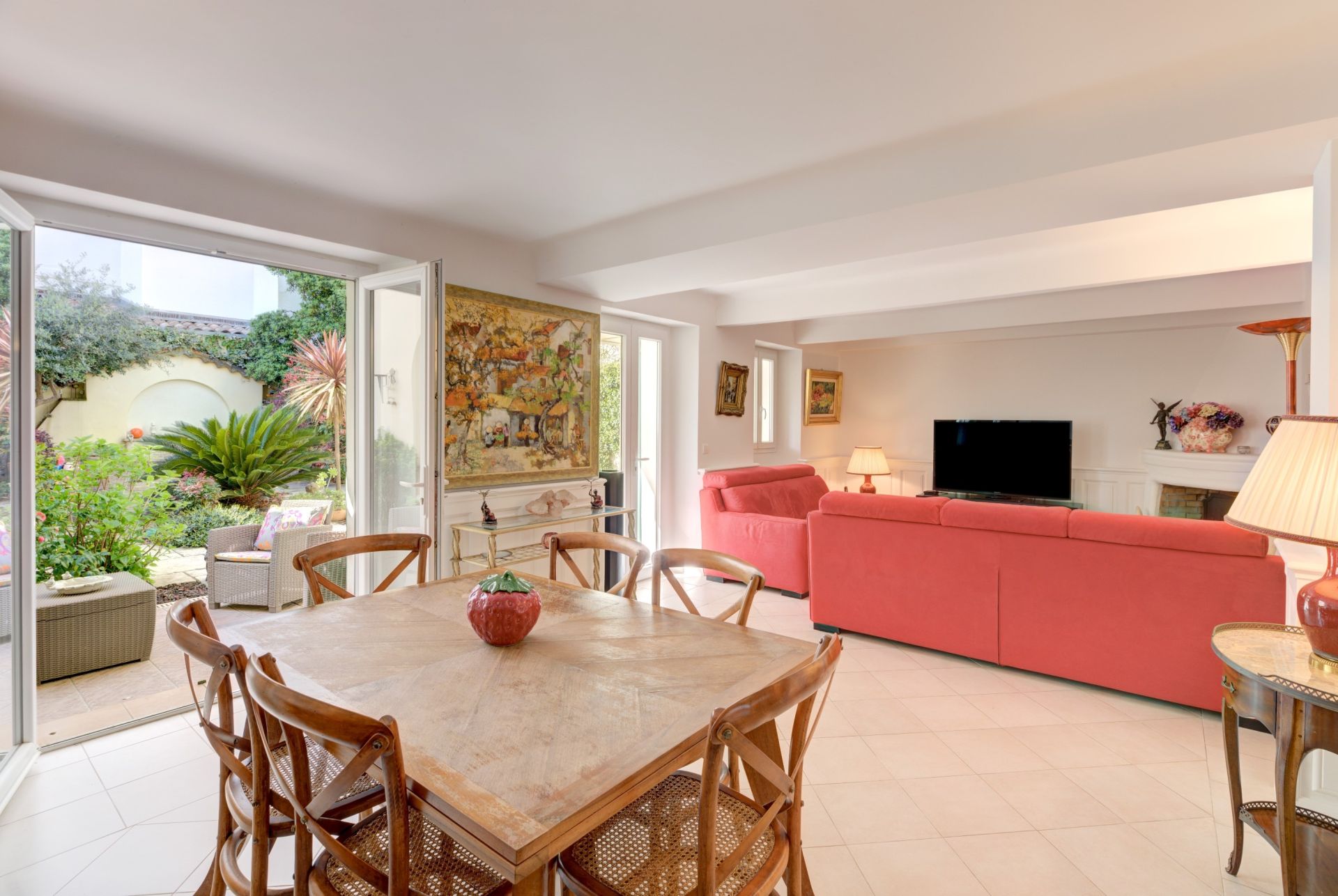 townhouse 6 Rooms for sale on CANNES (06400)