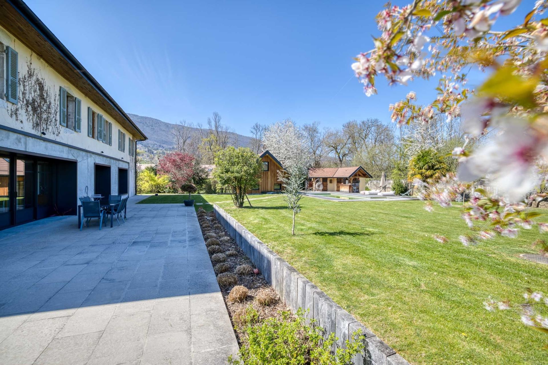 luxury house 8 Rooms for sale on ST JORIOZ (74410)