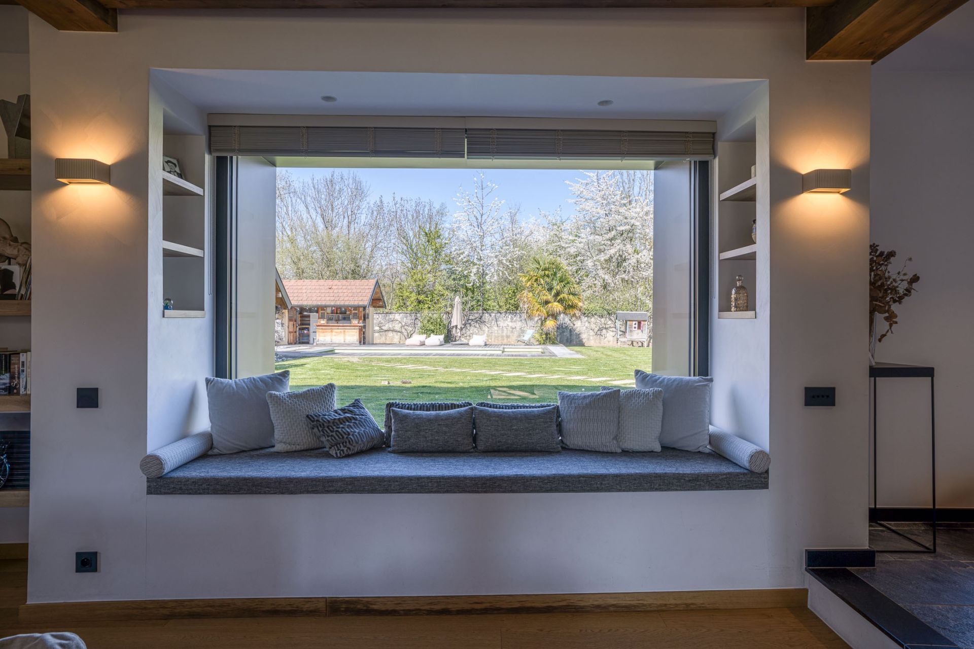 luxury house 8 Rooms for sale on ST JORIOZ (74410)