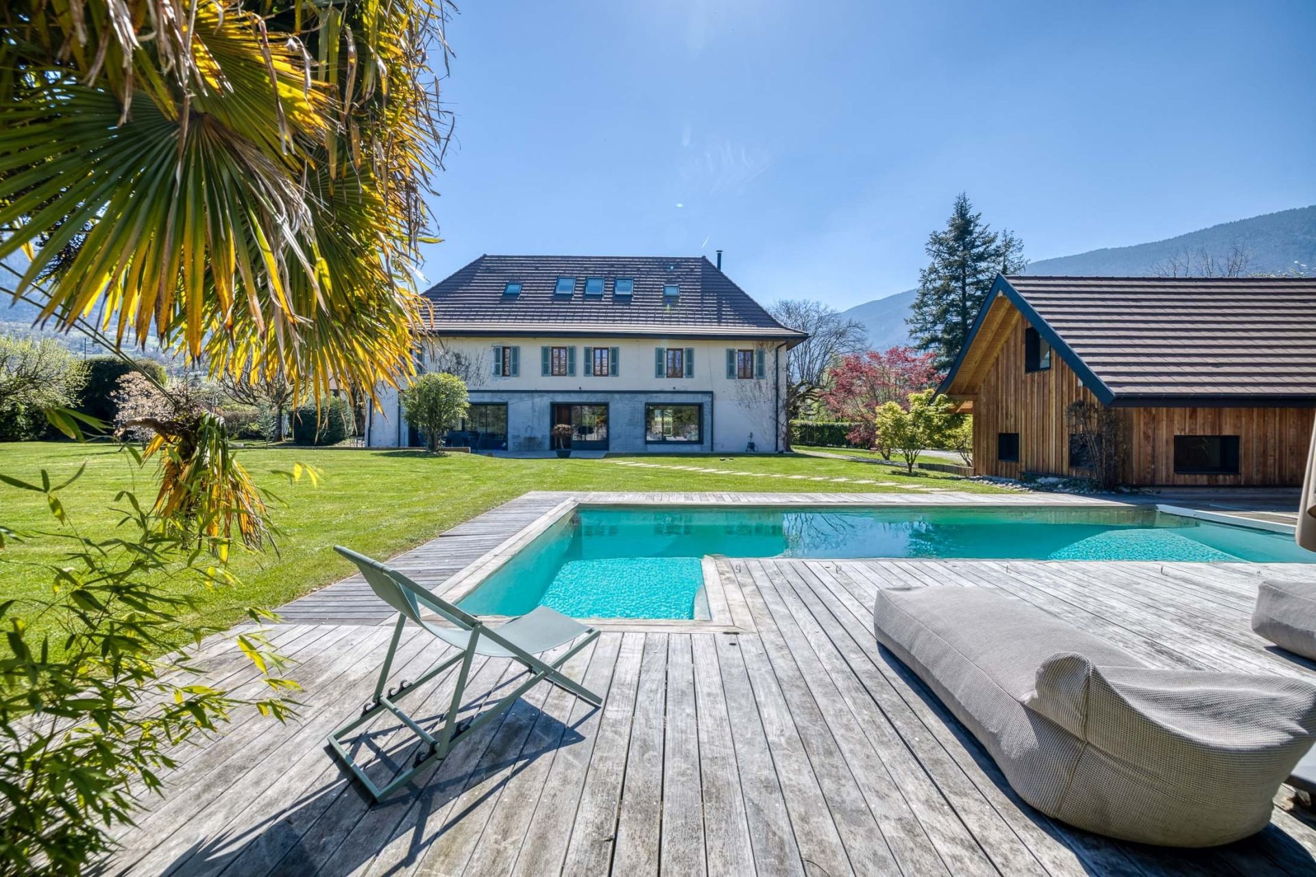 luxury house 8 Rooms for sale on ST JORIOZ (74410)