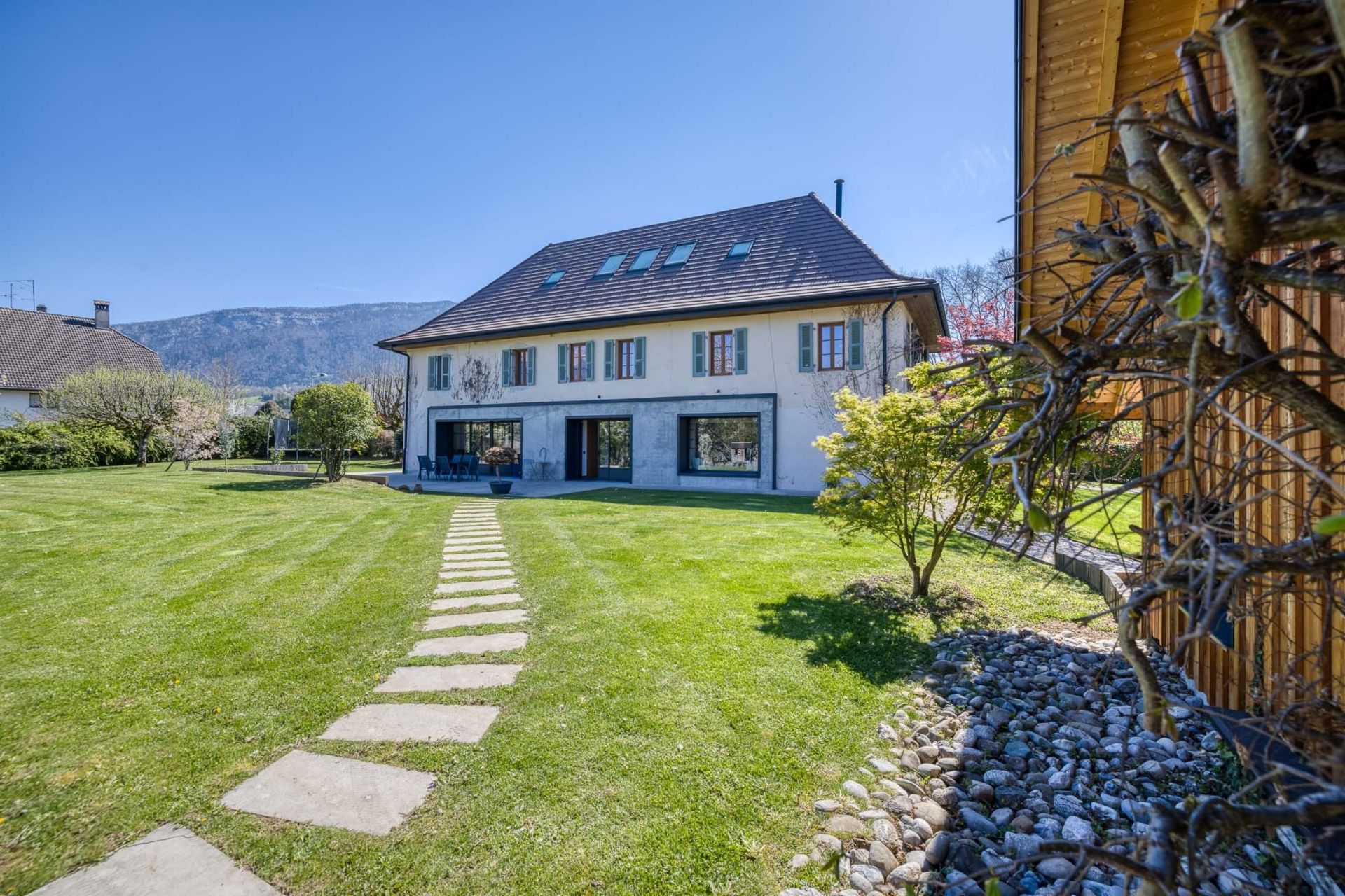 luxury house 8 Rooms for sale on ST JORIOZ (74410)