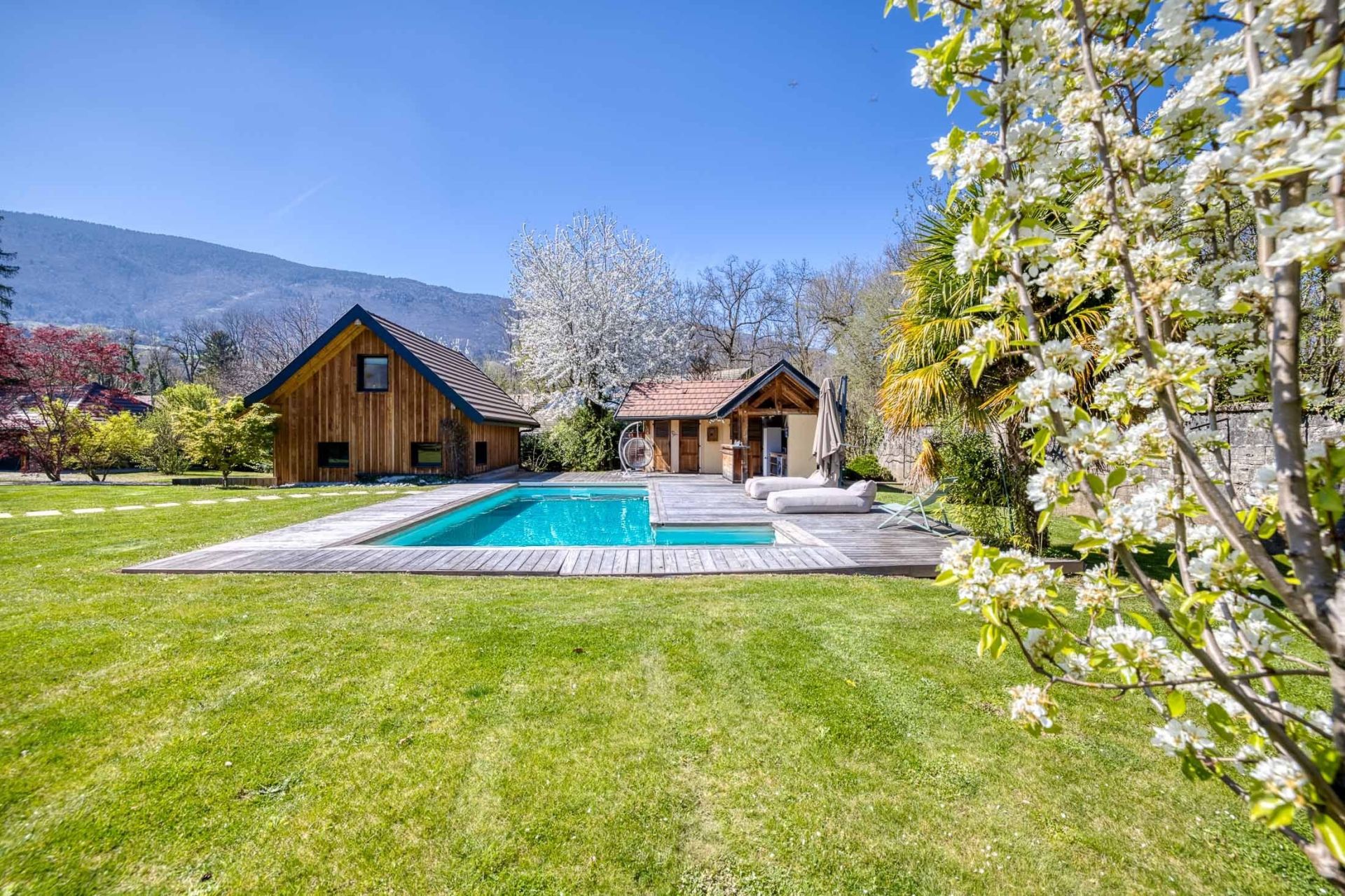 luxury house 8 Rooms for sale on ST JORIOZ (74410)