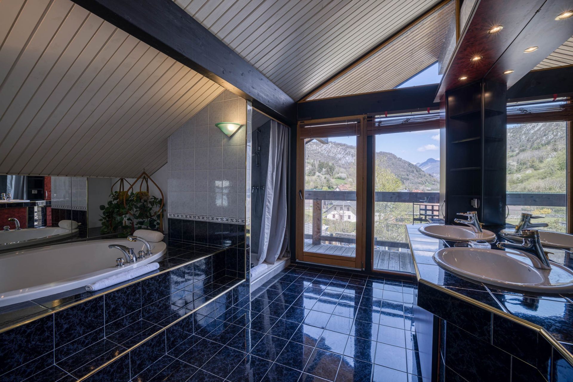 luxury house 9 Rooms for sale on DOUSSARD (74210)