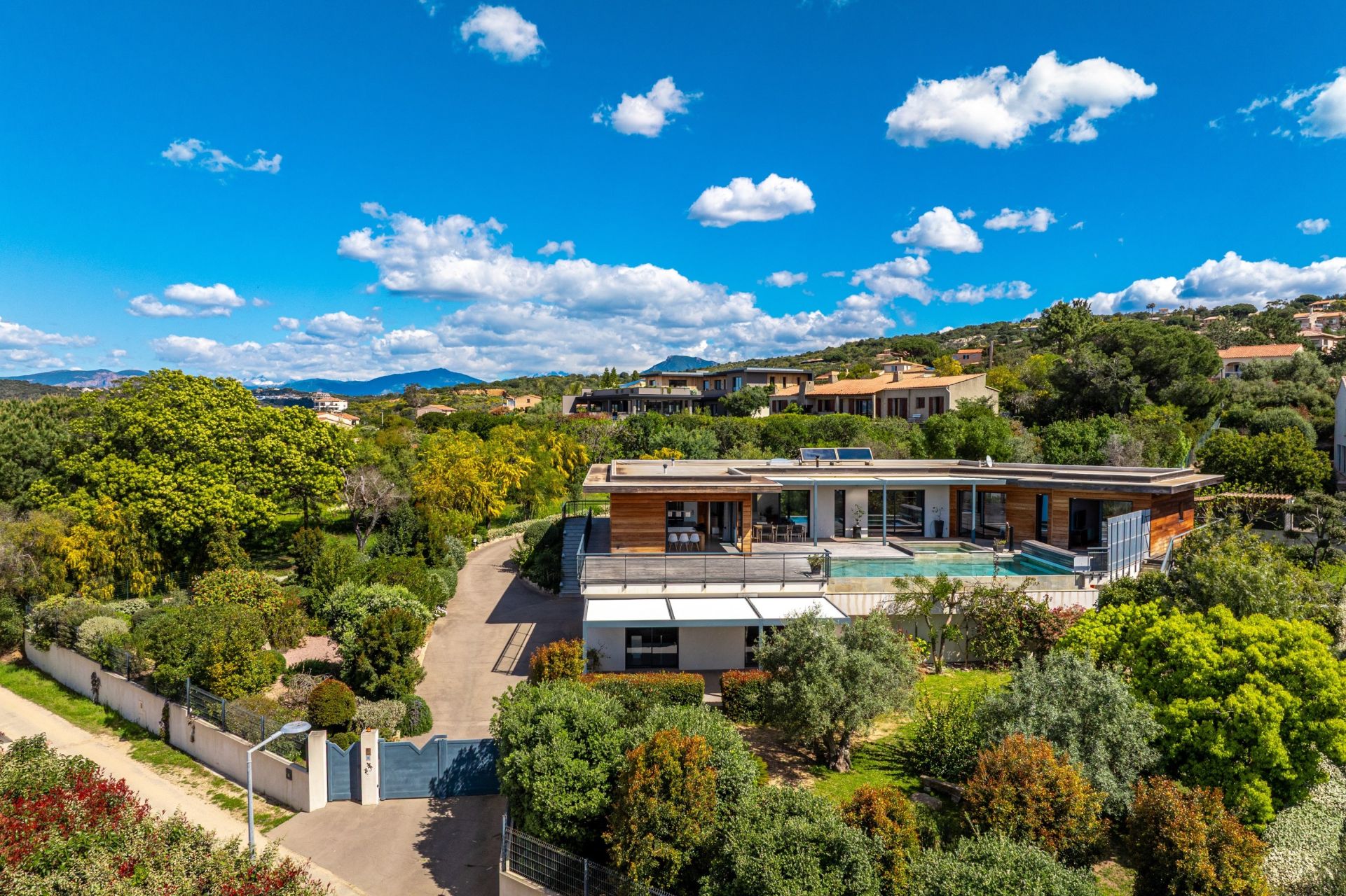 luxury villa 10 Rooms for sale on PORTICCIO (20166)