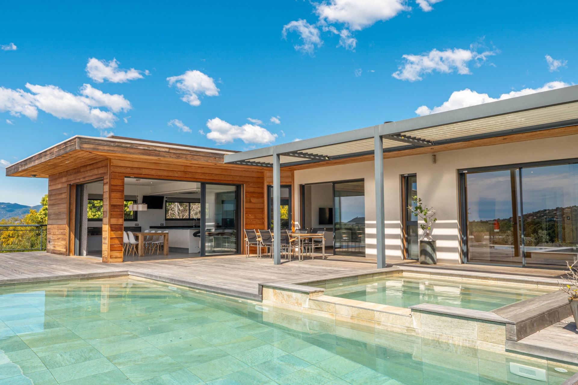 luxury villa 10 Rooms for sale on PORTICCIO (20166)