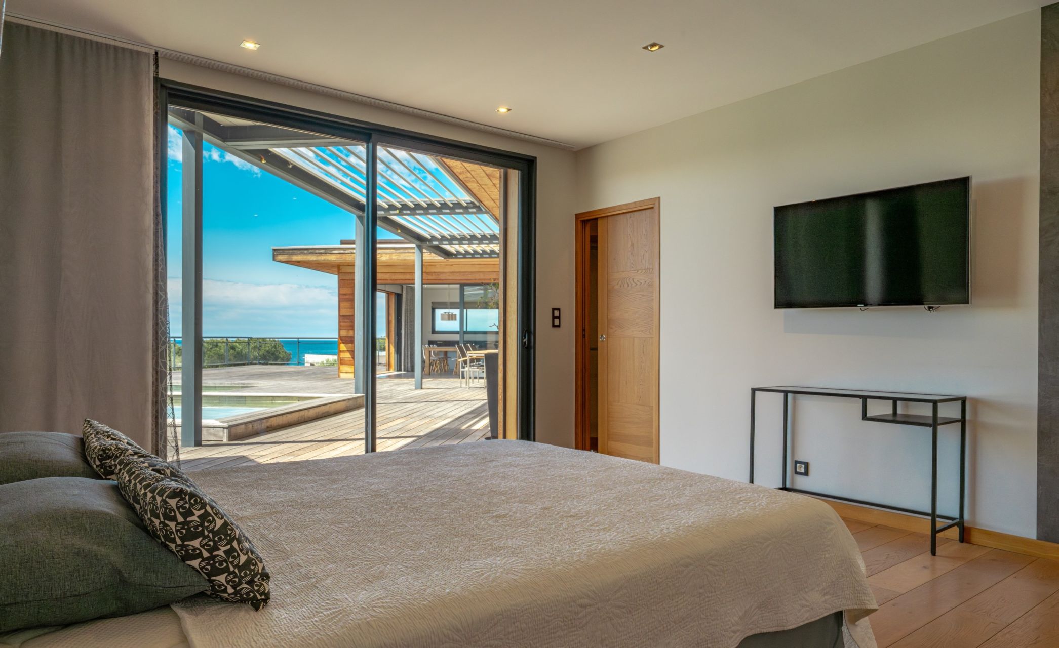 luxury villa 10 Rooms for sale on PORTICCIO (20166)