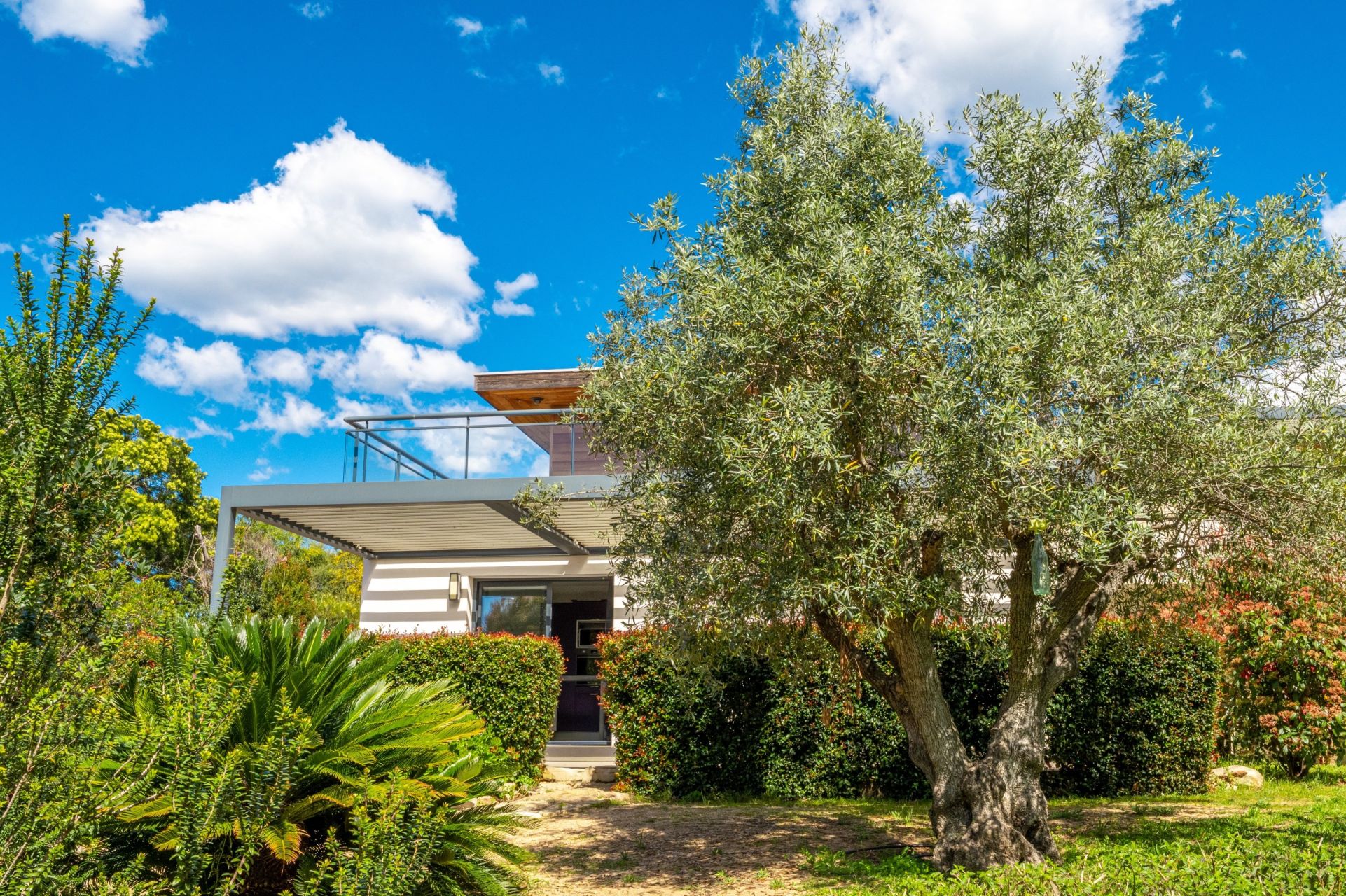 luxury villa 10 Rooms for sale on PORTICCIO (20166)