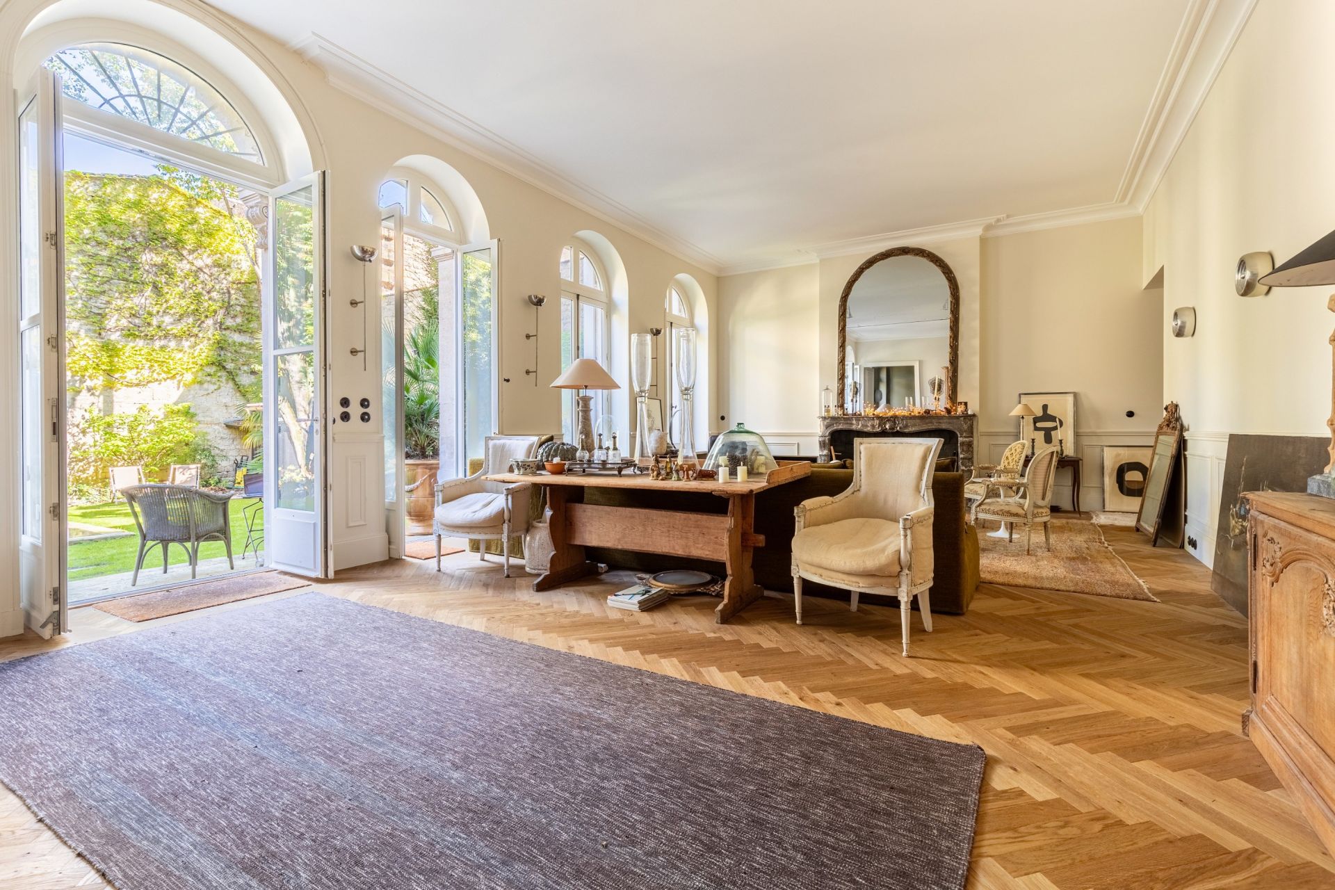 luxury apartment 6 Rooms for sale on BORDEAUX (33000)