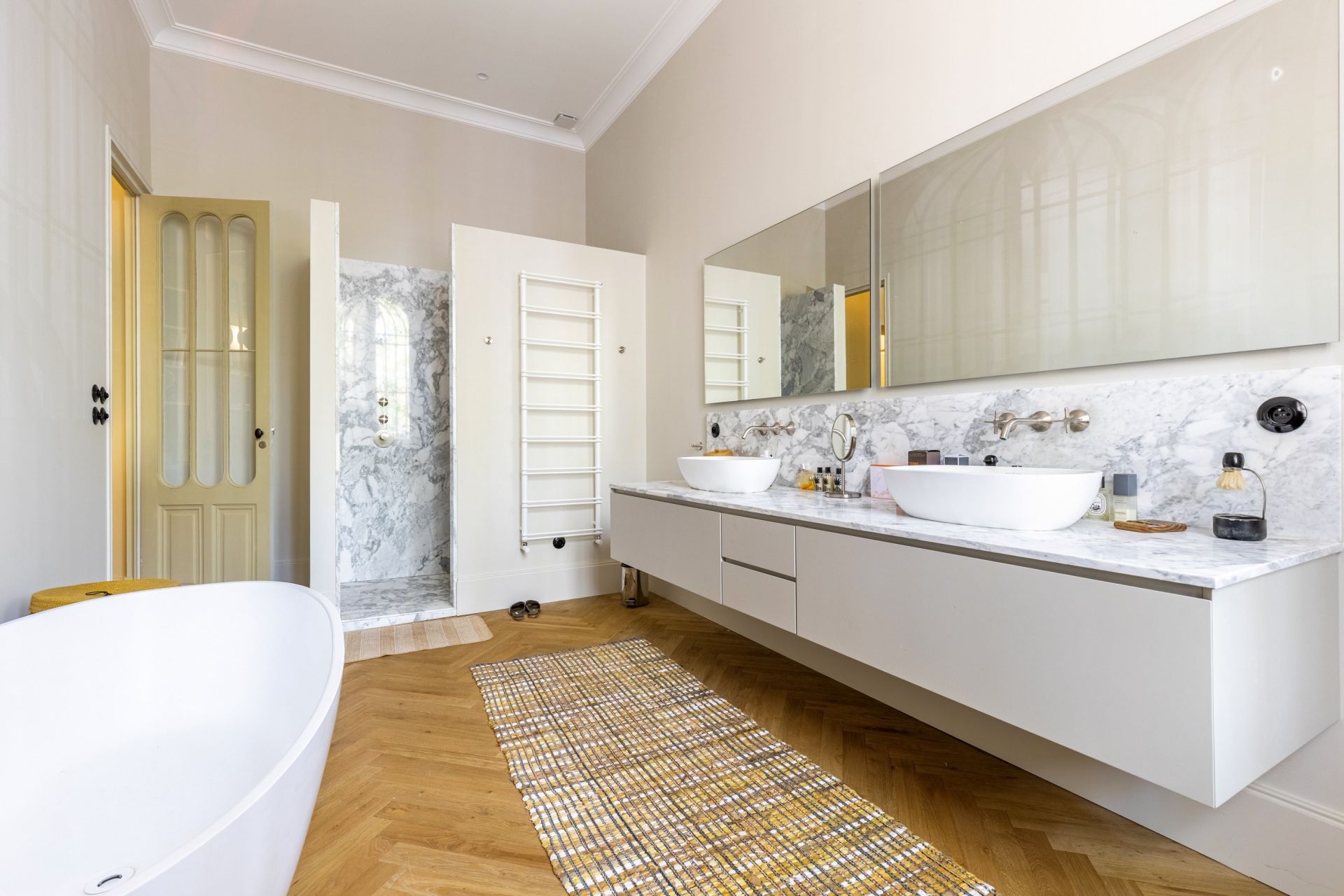 luxury apartment 6 Rooms for sale on BORDEAUX (33000)