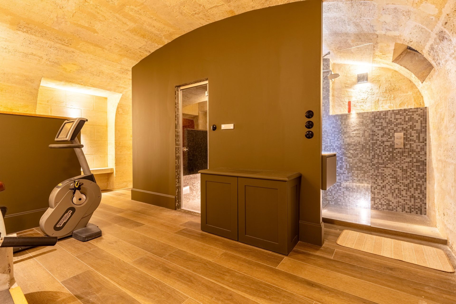 luxury apartment 6 Rooms for sale on BORDEAUX (33000)