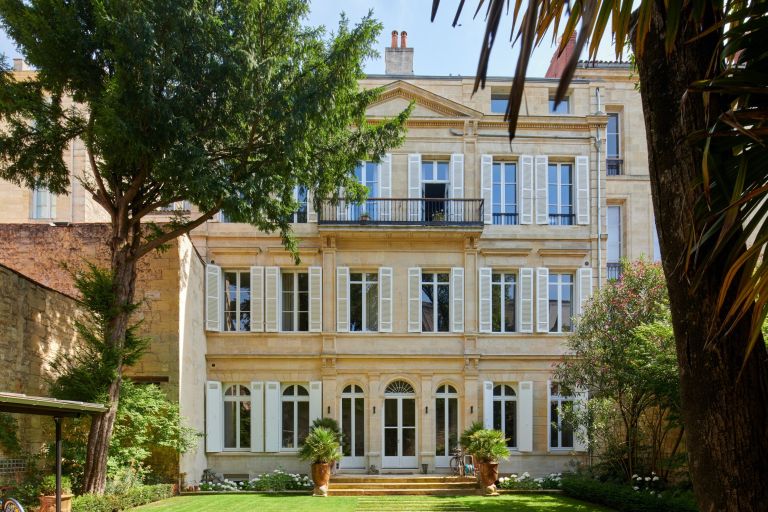 luxury apartment 6 Rooms for sale on BORDEAUX (33000)