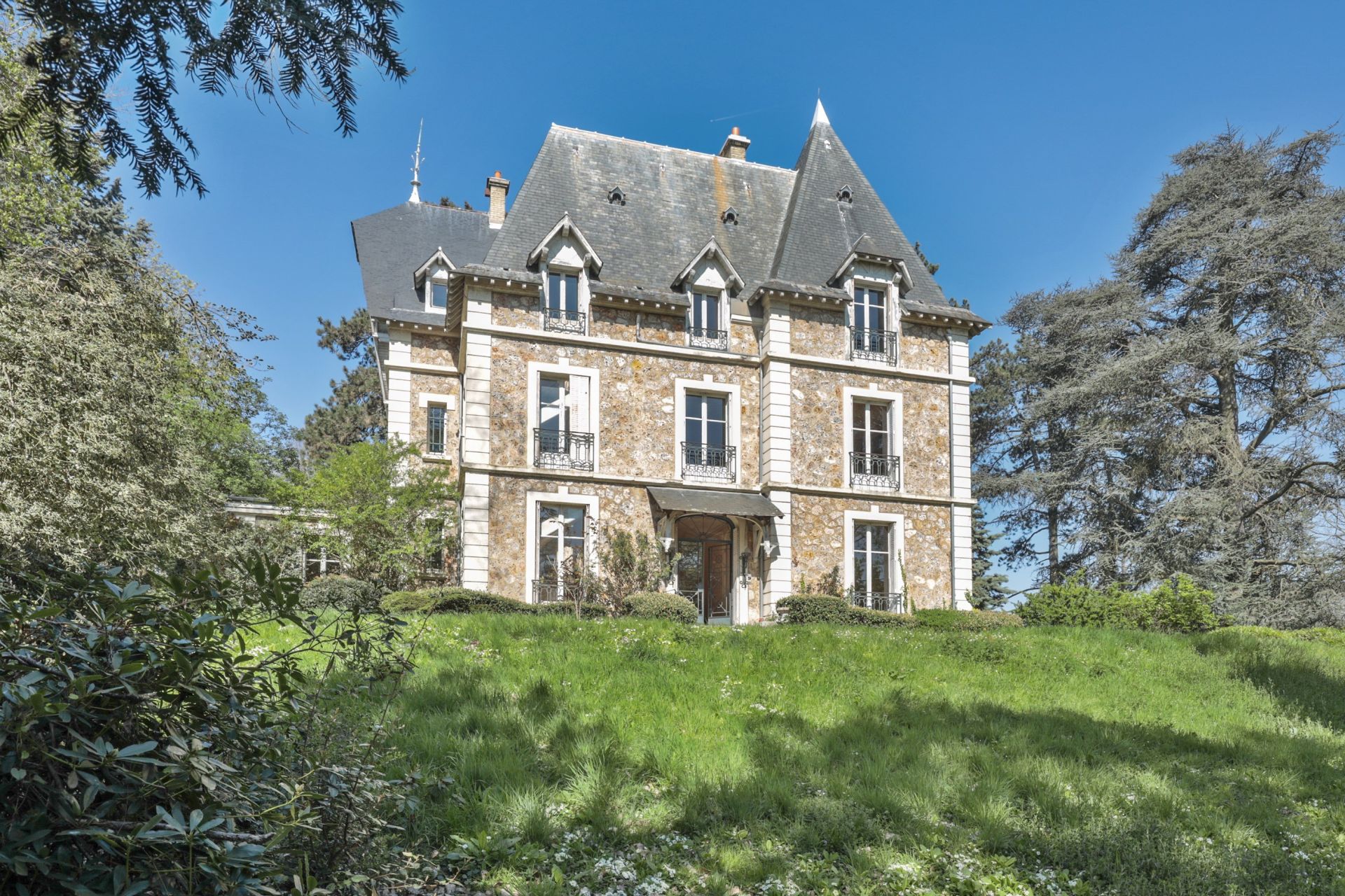 luxury house 12 Rooms for sale on RUEIL MALMAISON (92500)
