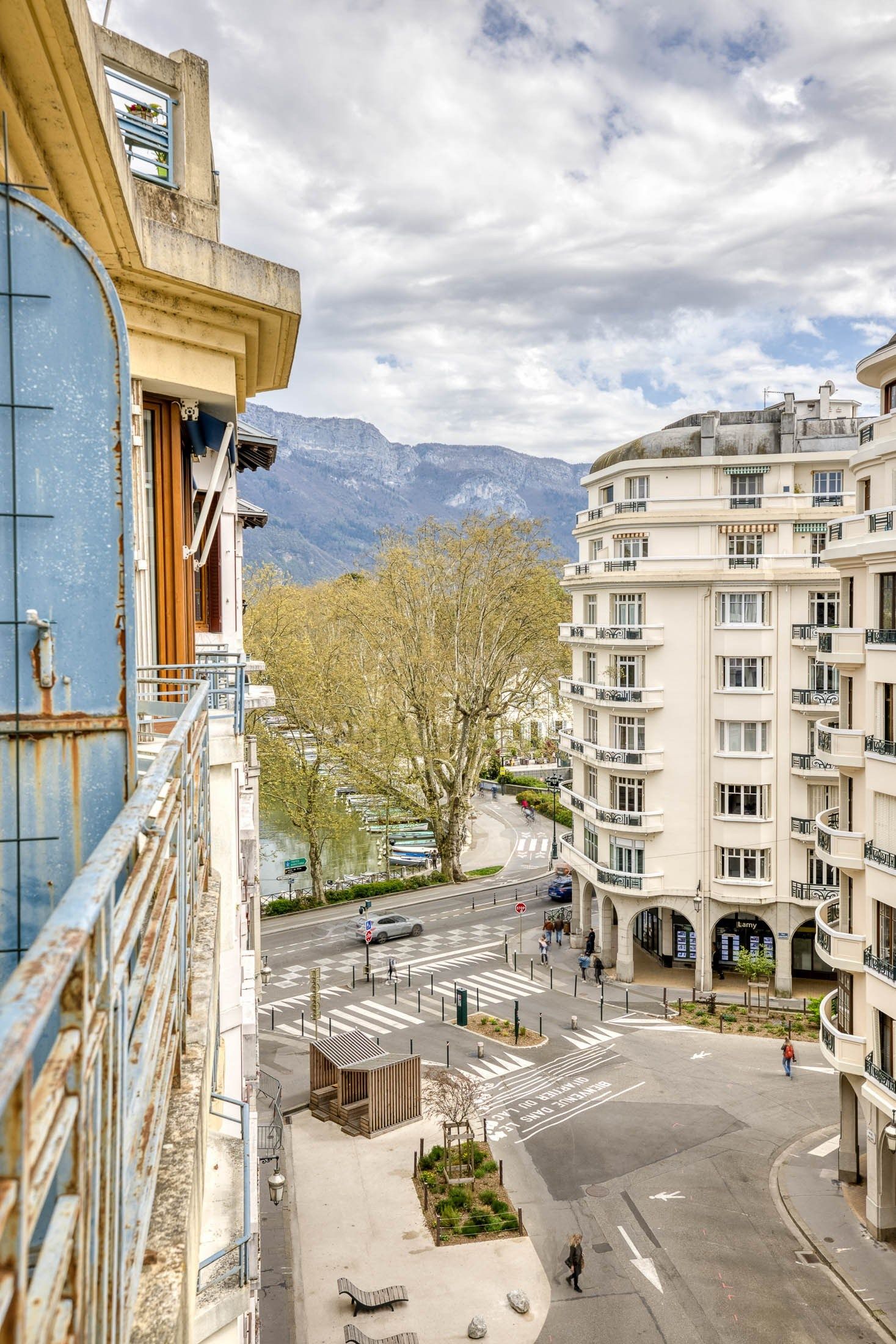 luxury apartment 4 Rooms for sale on ANNECY (74000)