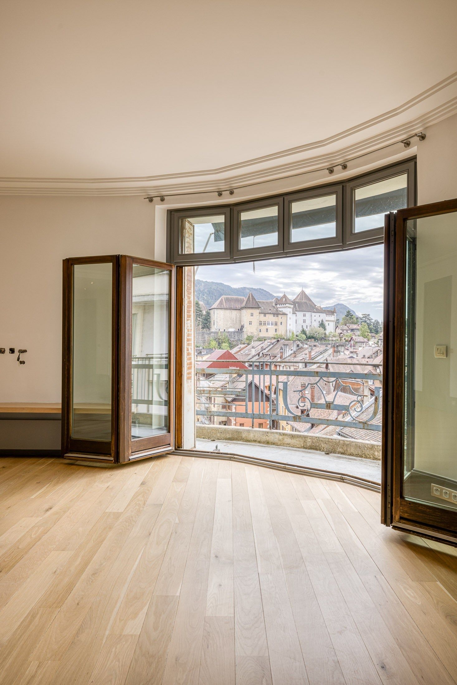 luxury apartment 4 Rooms for sale on ANNECY (74000)