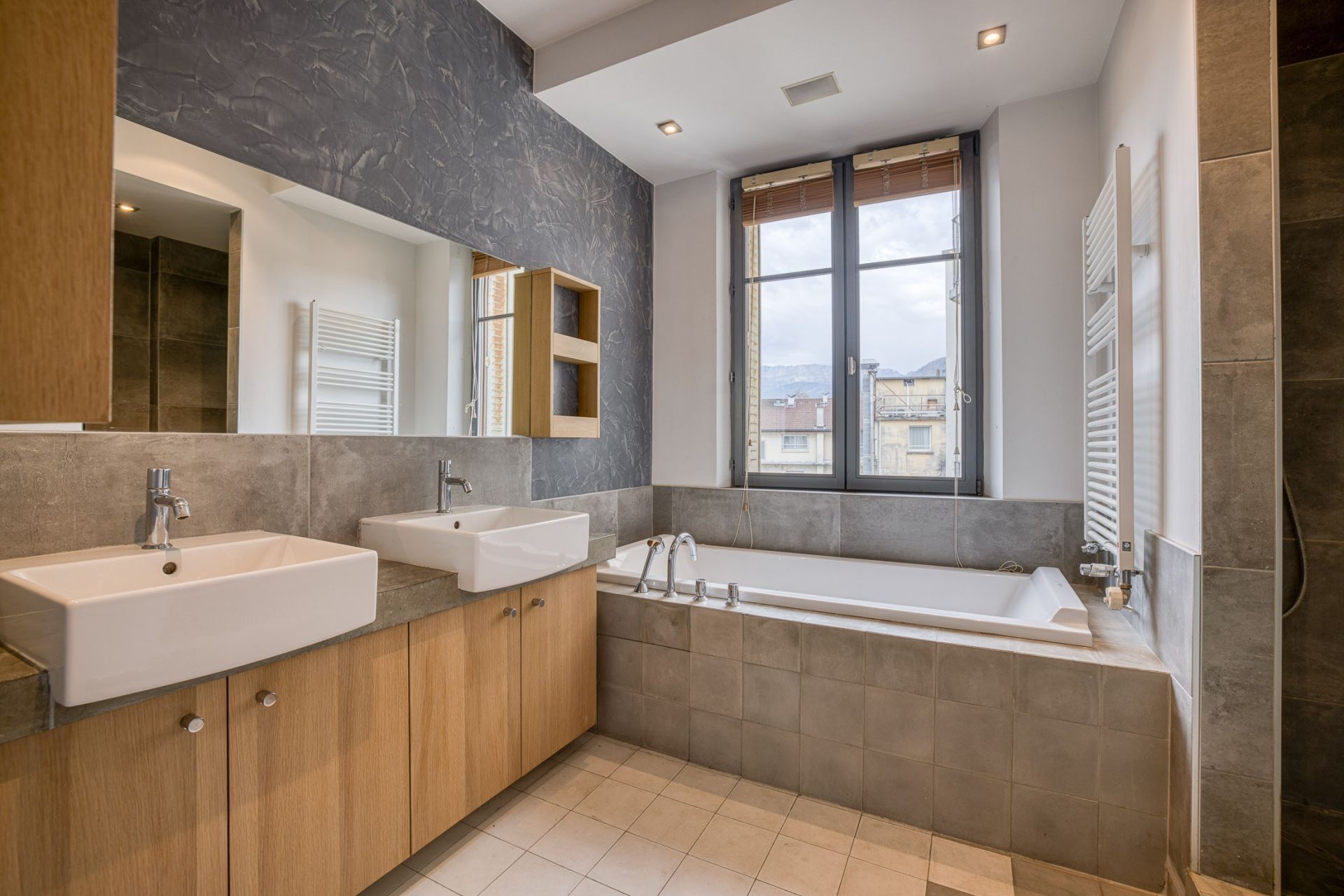 luxury apartment 4 Rooms for sale on ANNECY (74000)