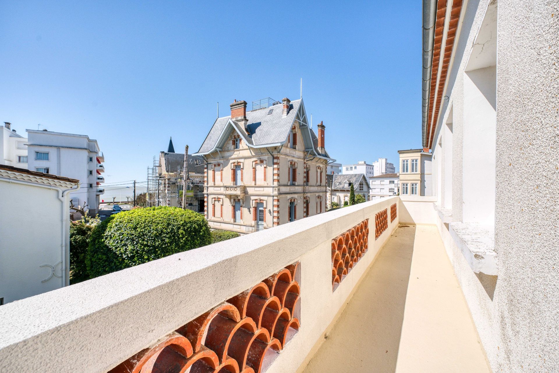 luxury house 8 Rooms for sale on ROYAN (17200)