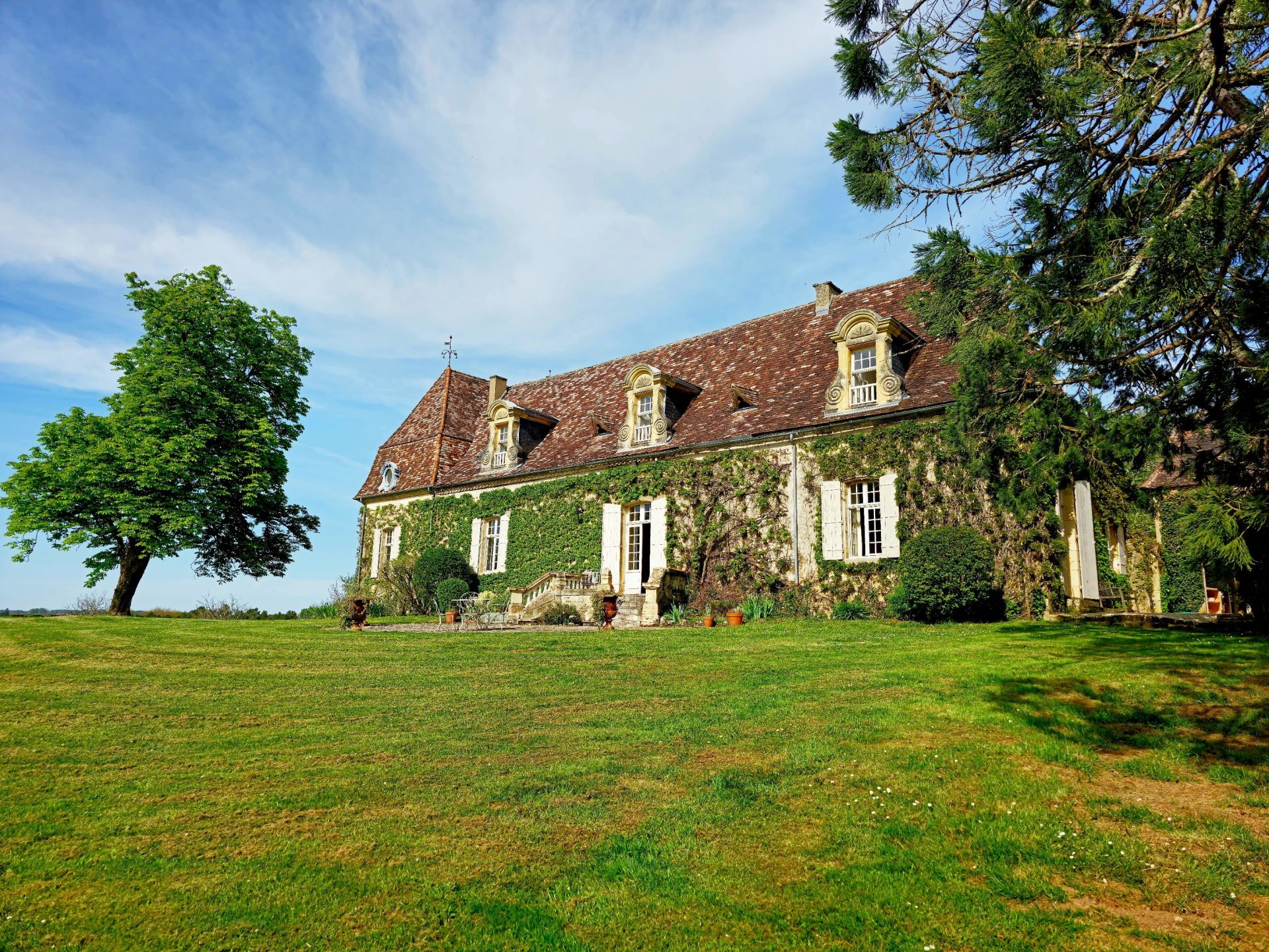 luxury house 15 Rooms for sale on STE ALVERE ST LAURENT LES BATONS (24510)