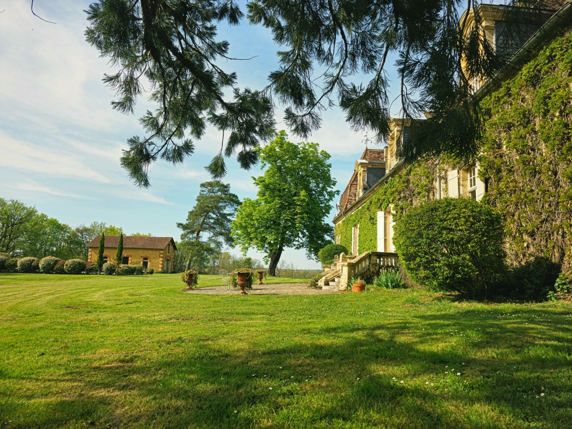luxury house 15 Rooms for sale on STE ALVERE ST LAURENT LES BATONS (24510)