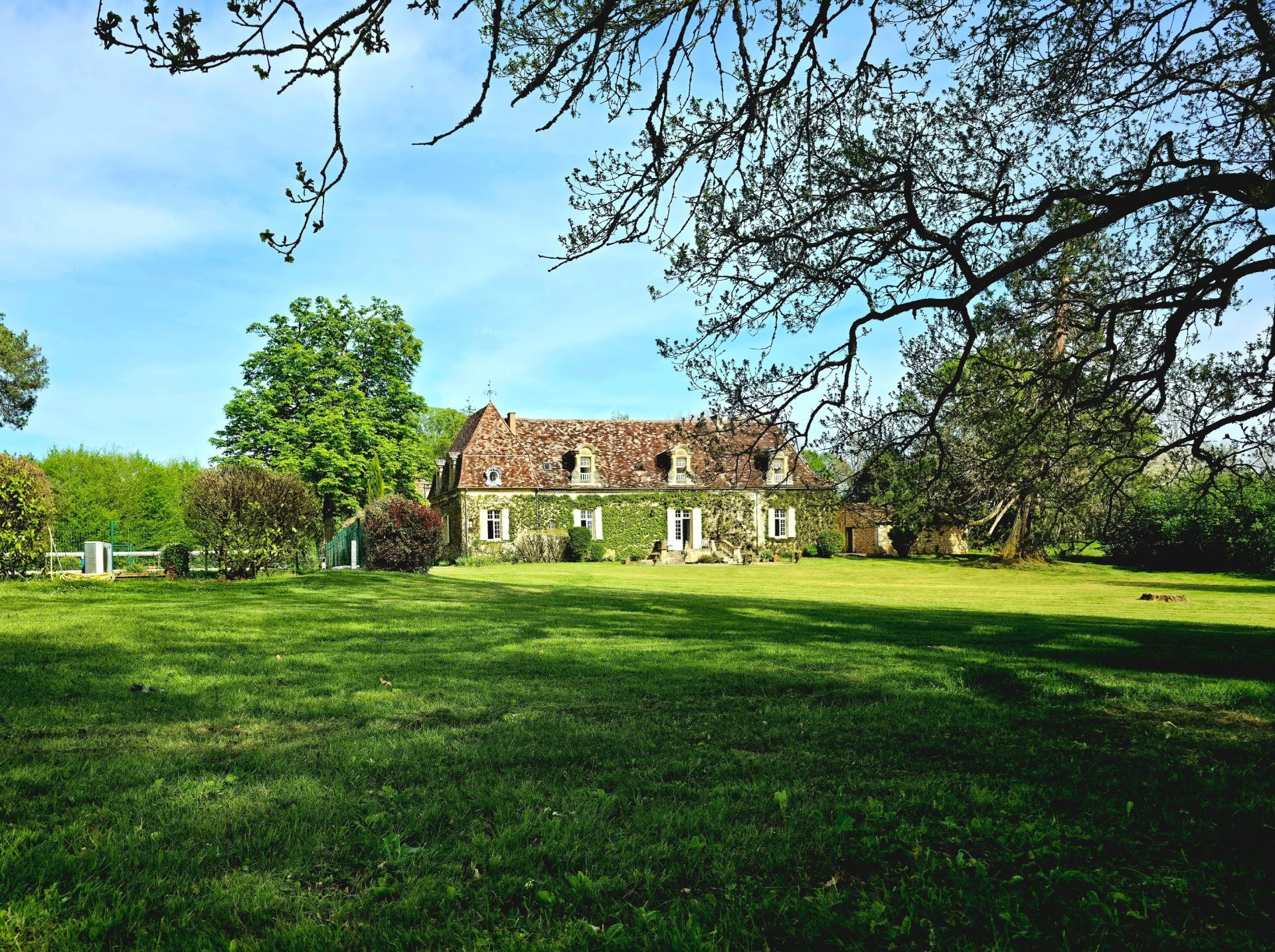 maison de luxe 15 Pièces en vente sur STE ALVERE ST LAURENT LES BATONS (24510)