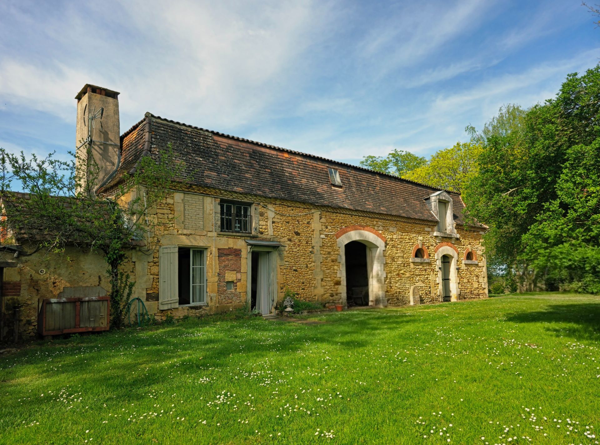 luxury house 15 Rooms for sale on STE ALVERE ST LAURENT LES BATONS (24510)