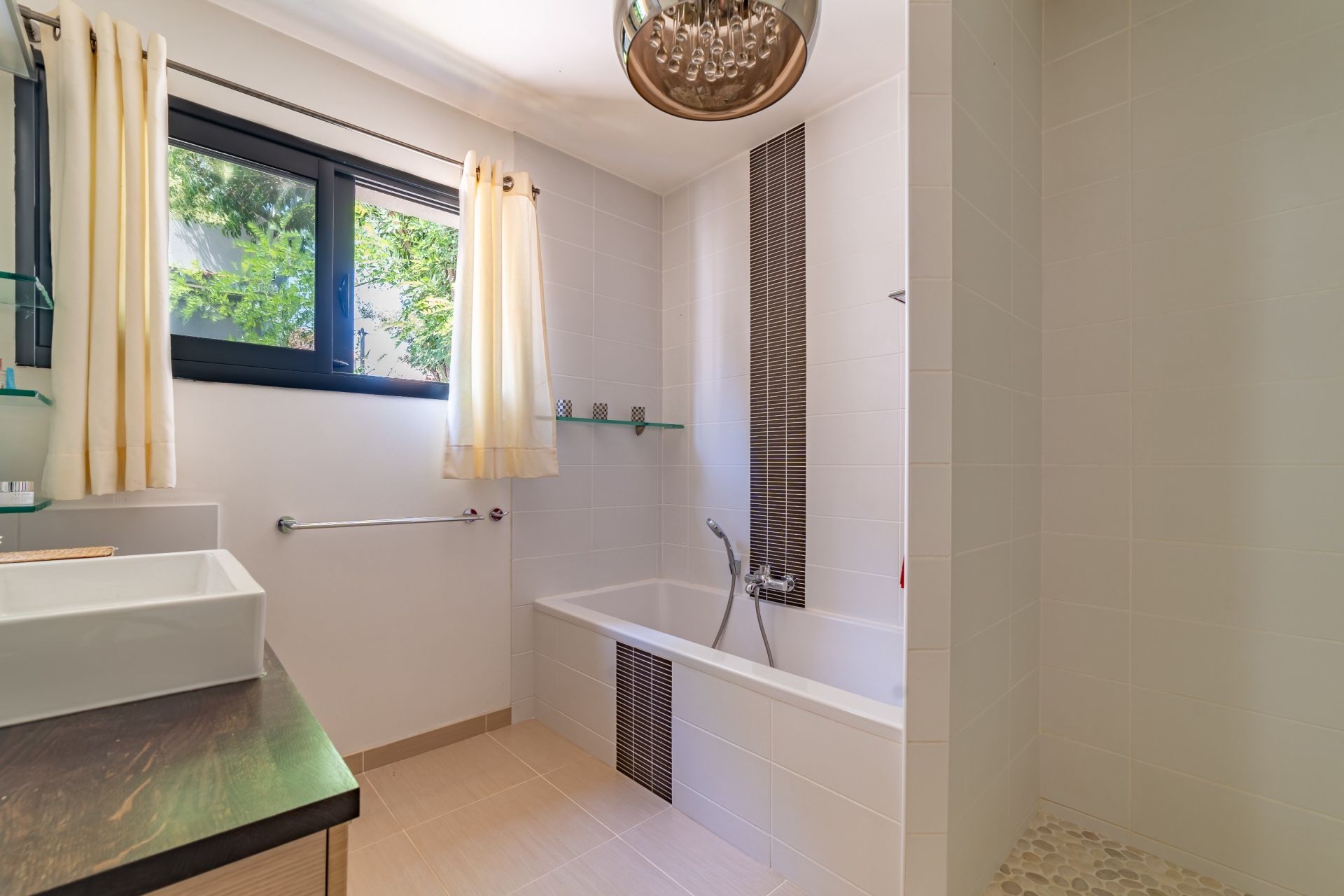 luxury house 5 Rooms for sale on MONTPELLIER (34000)