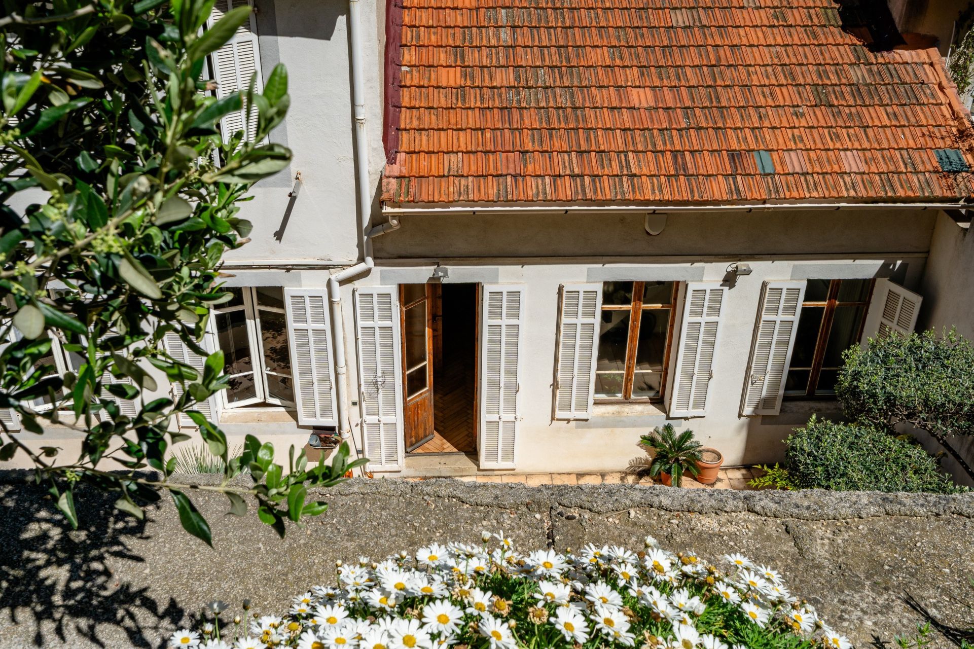 luxury apartment 4 Rooms for sale on MARSEILLE (13006)