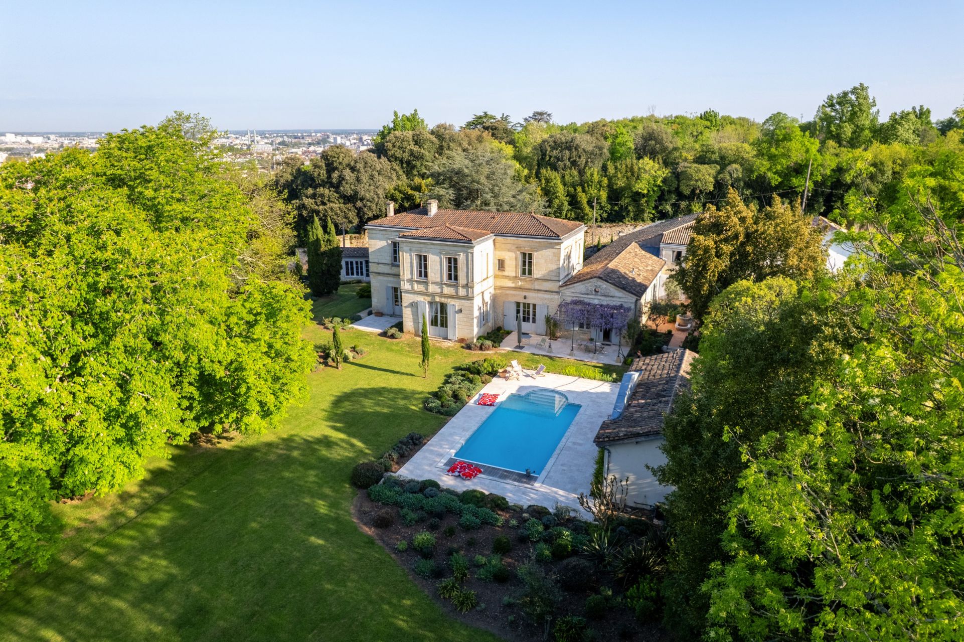 luxury property 12 Rooms for sale on BORDEAUX (33000)